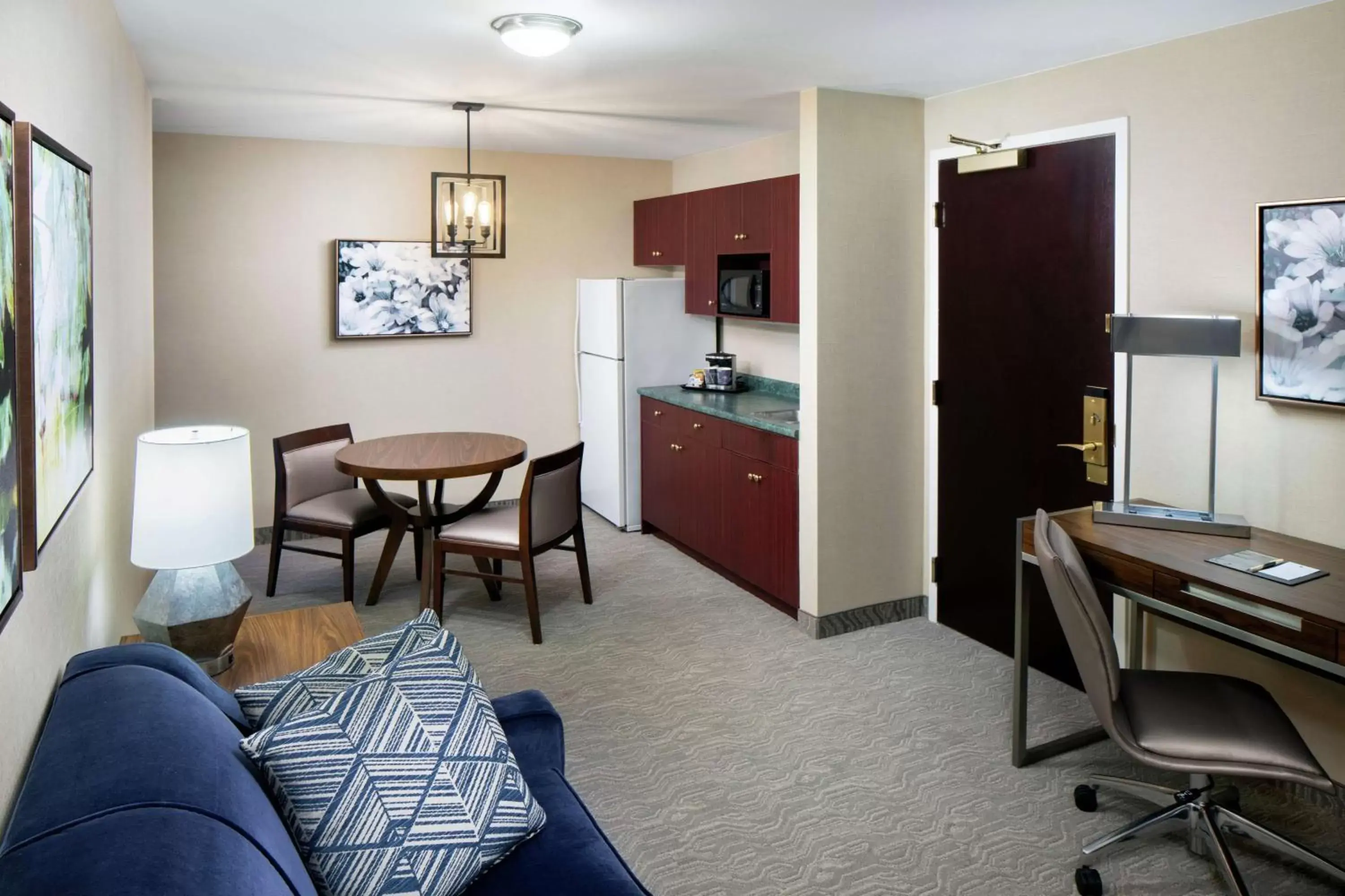 Bedroom, Kitchen/Kitchenette in DoubleTree by Hilton Nashua