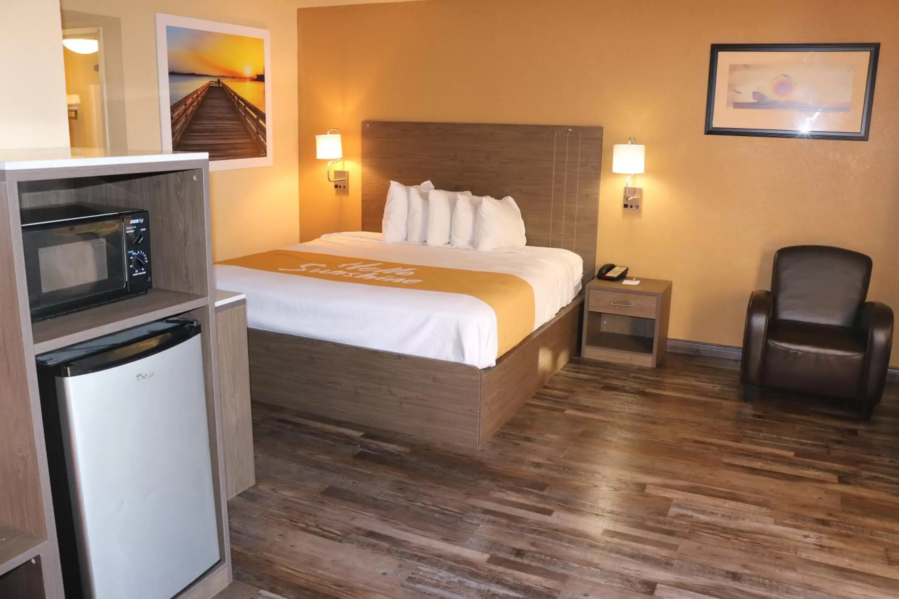 Photo of the whole room, Bed in Days Inn by Wyndham Fresno South