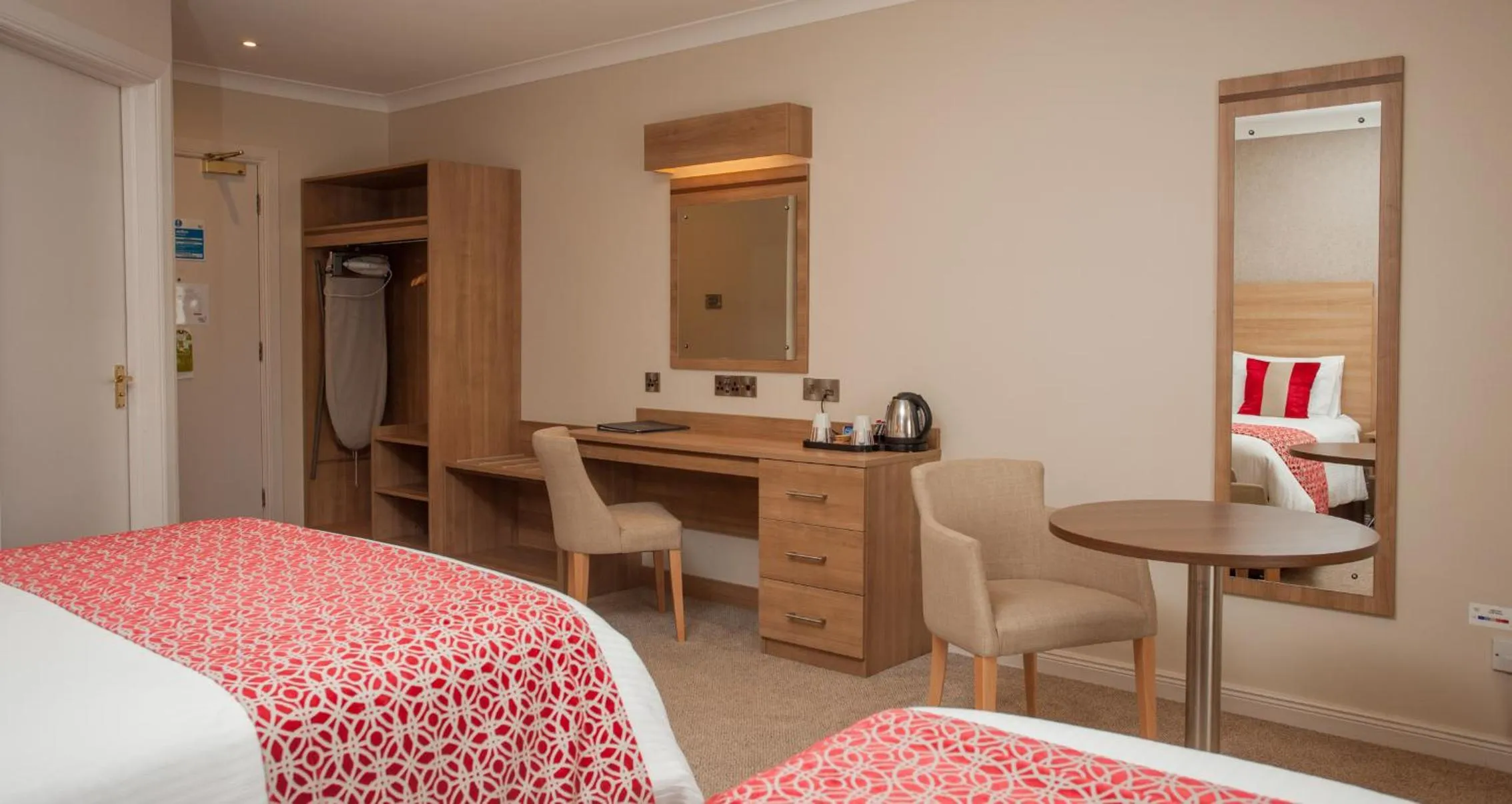 Bedroom, Bed in The Lodge Hotel