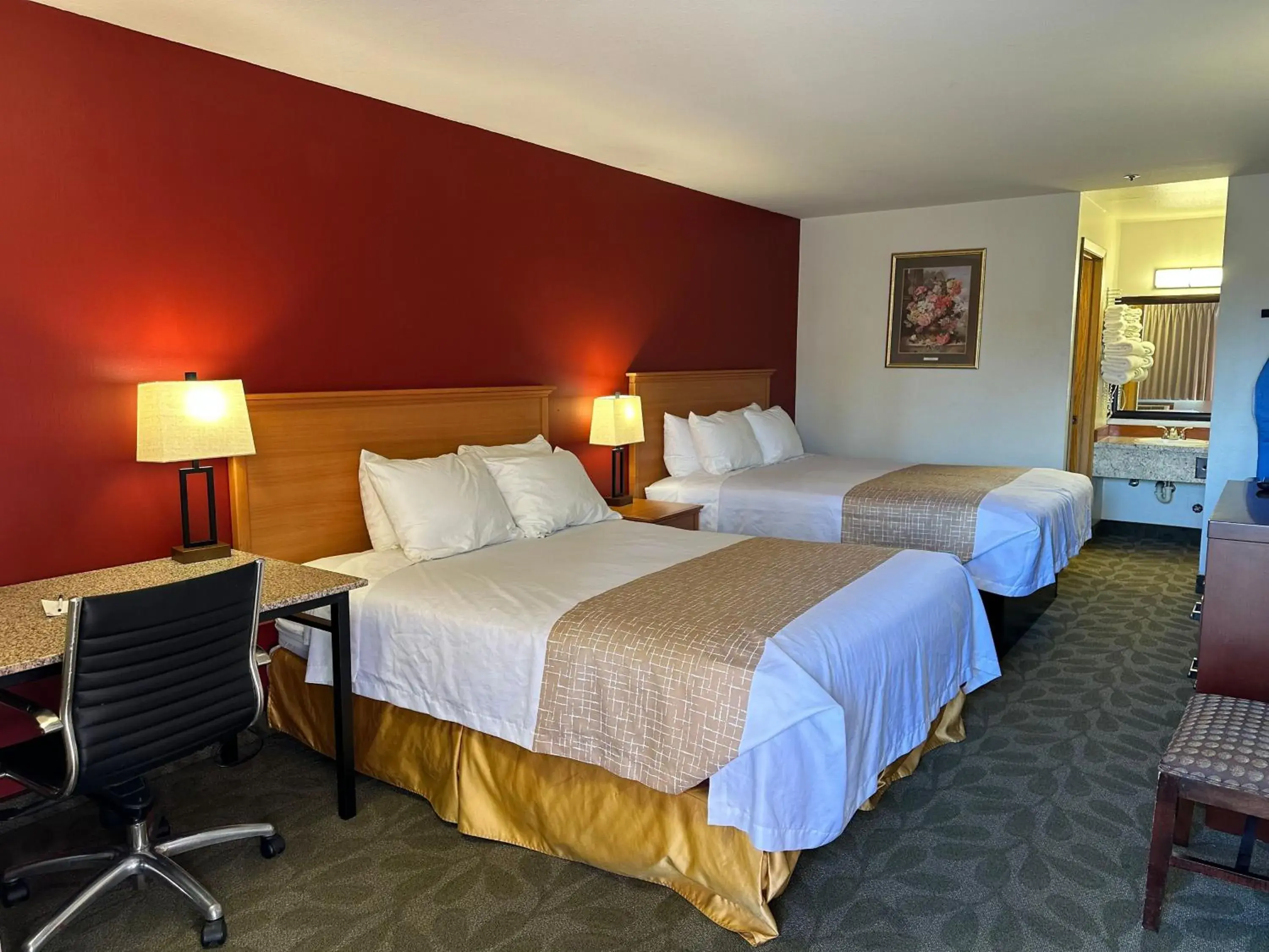 Bedroom, Bed in Econo Lodge Edmonds North Seattle Bedroom, Bed in Econo Lodge Edmonds North Seattle