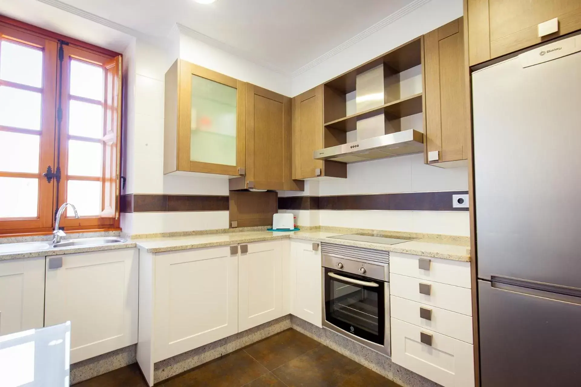 Kitchen or kitchenette, Kitchen/Kitchenette in Apartamentos Villa Zoila Baiona