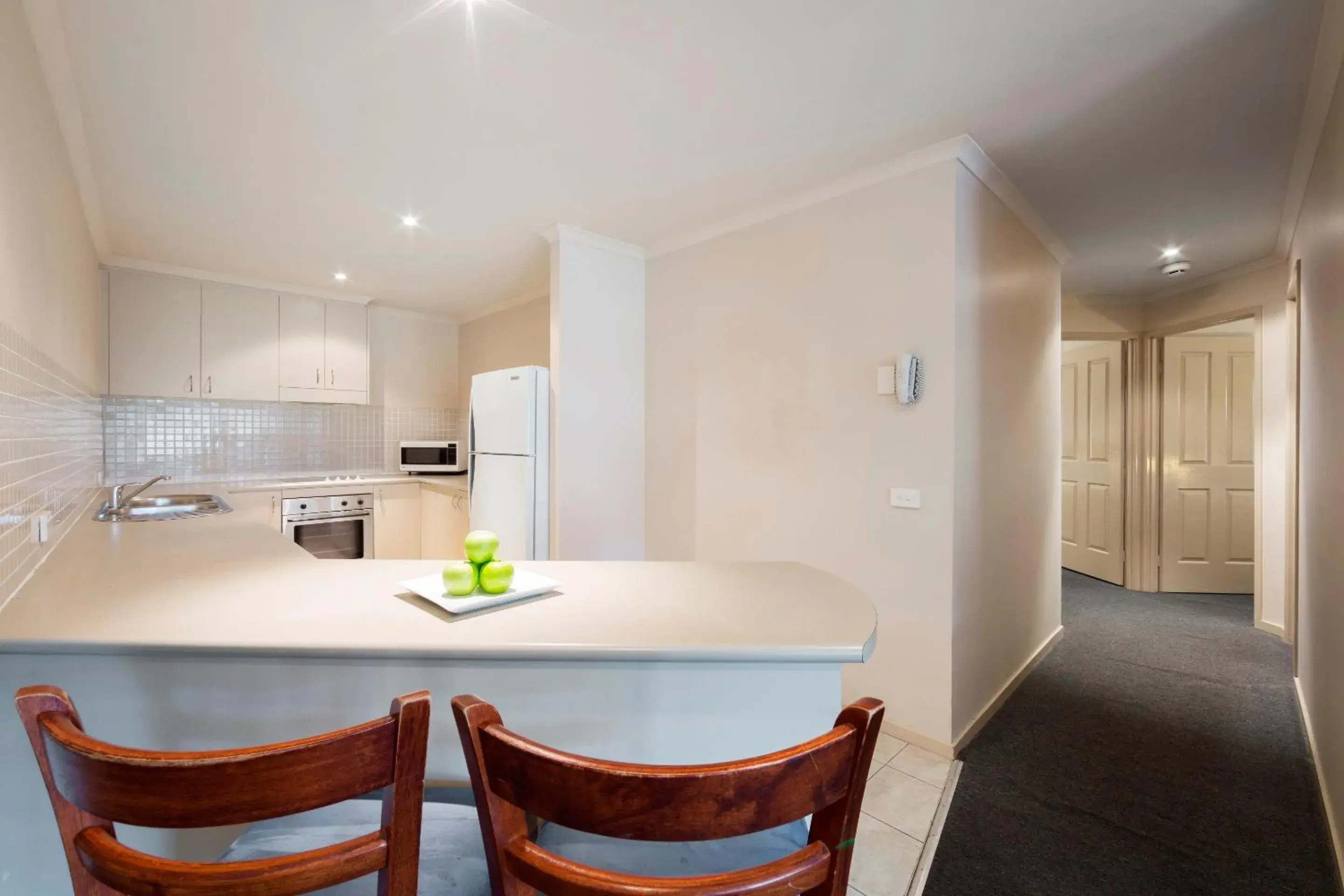 Kitchen or kitchenette, Dining Area in Canberra Parklands Central Apartment Hotel