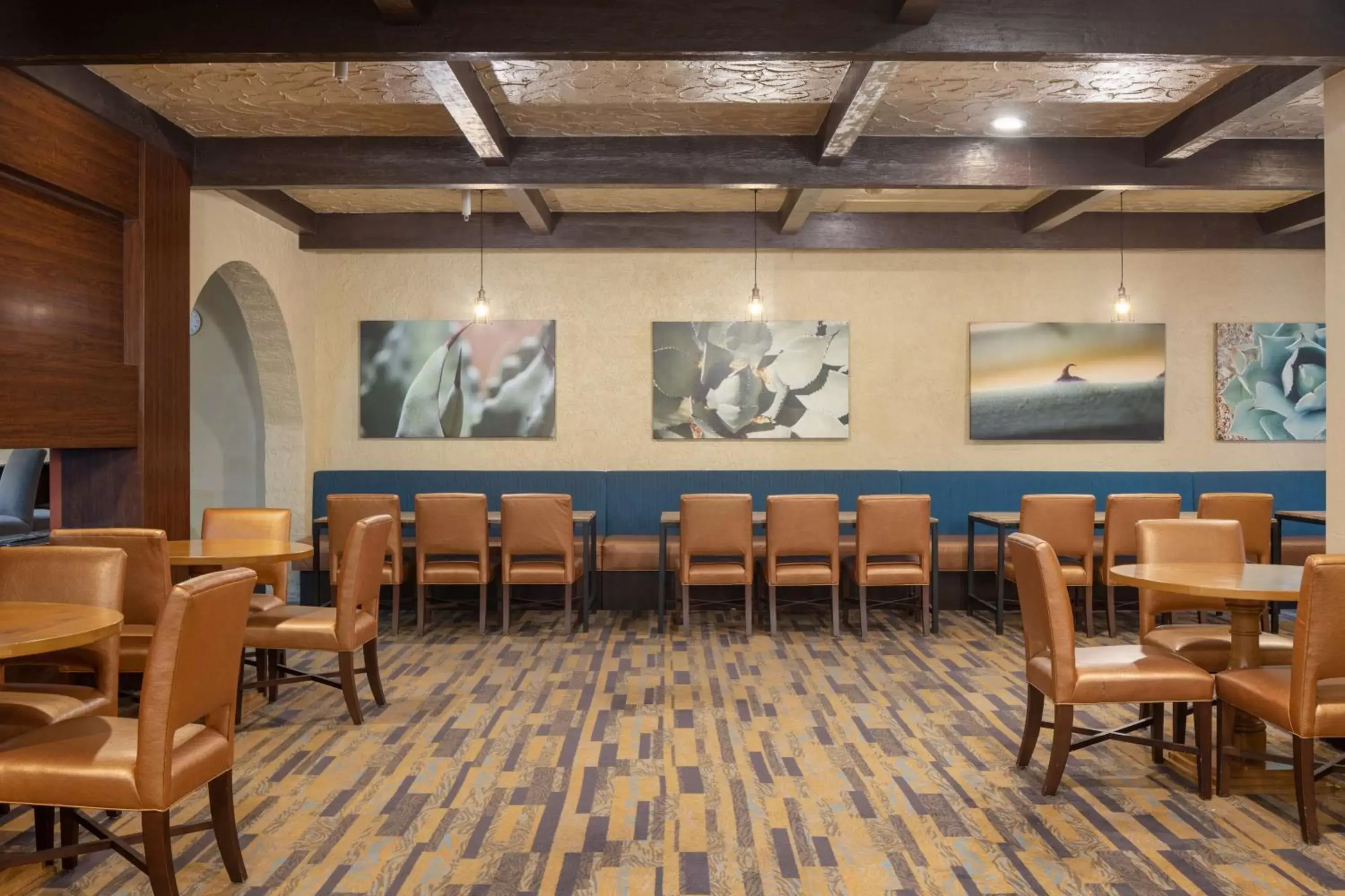 Restaurant/places to eat in DoubleTree Suites by Hilton Tucson-Williams Center