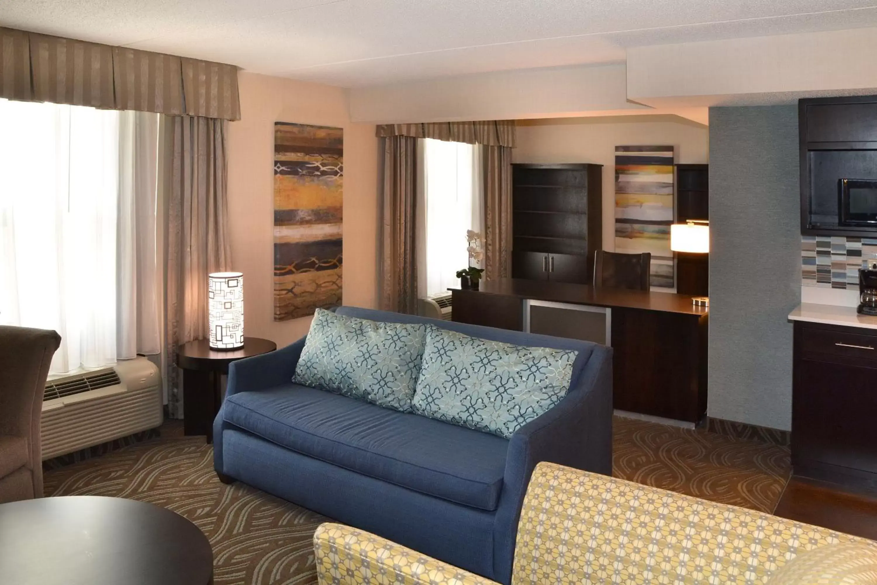 Bedroom, Seating Area in Holiday Inn Youngstown-South - Boardman, an IHG Hotel