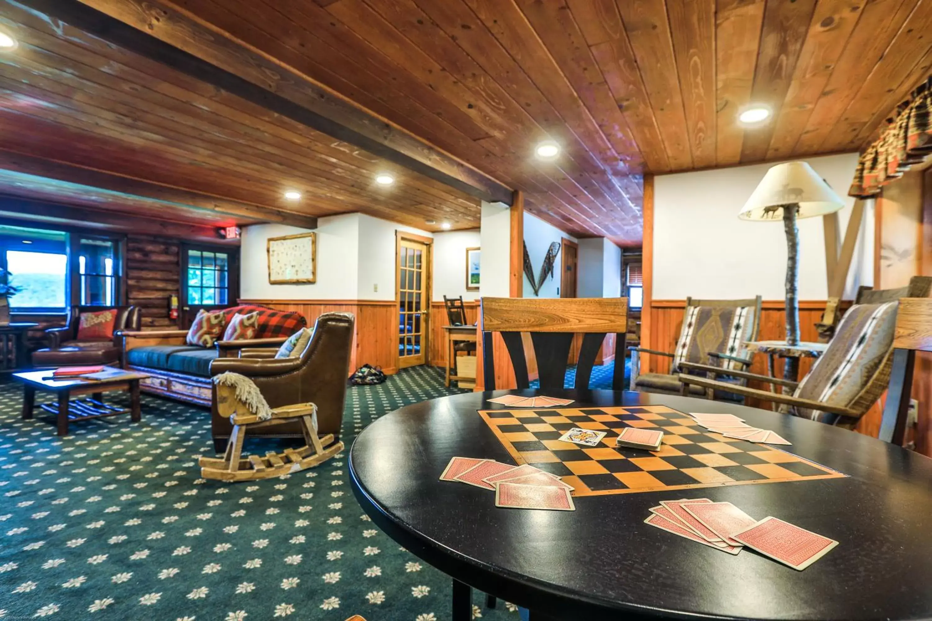 Lounge or bar in Garnet Hill Lodge