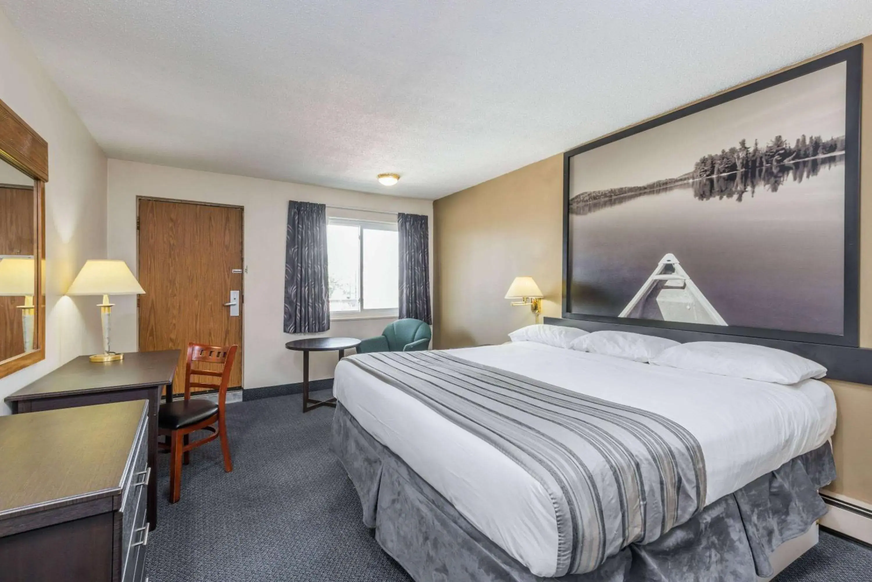 Photo of the whole room, Bed in Super 8 by Wyndham Guelph
