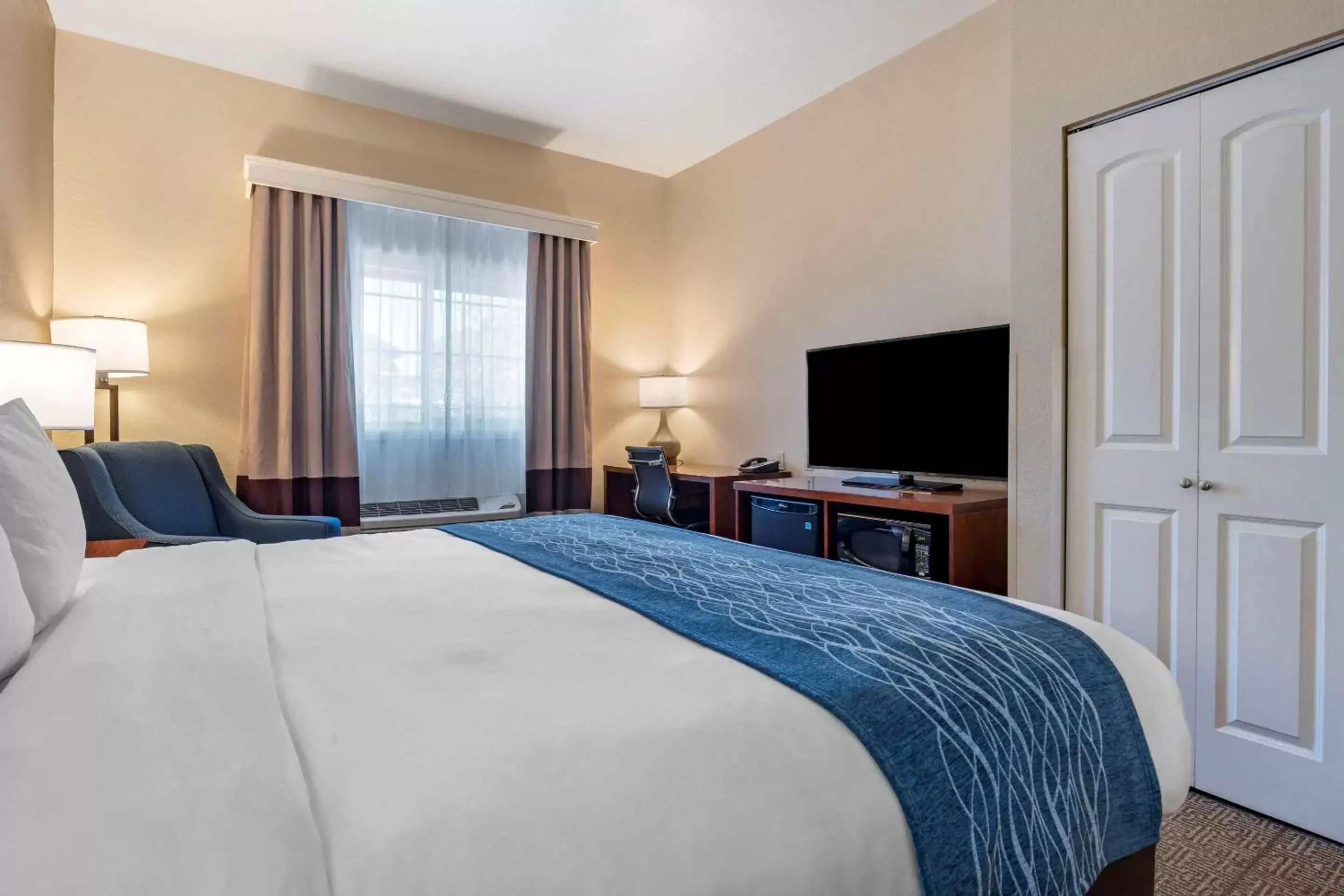 Bedroom, TV/Entertainment Center in Comfort Inn & Suites Ukiah Mendocino County