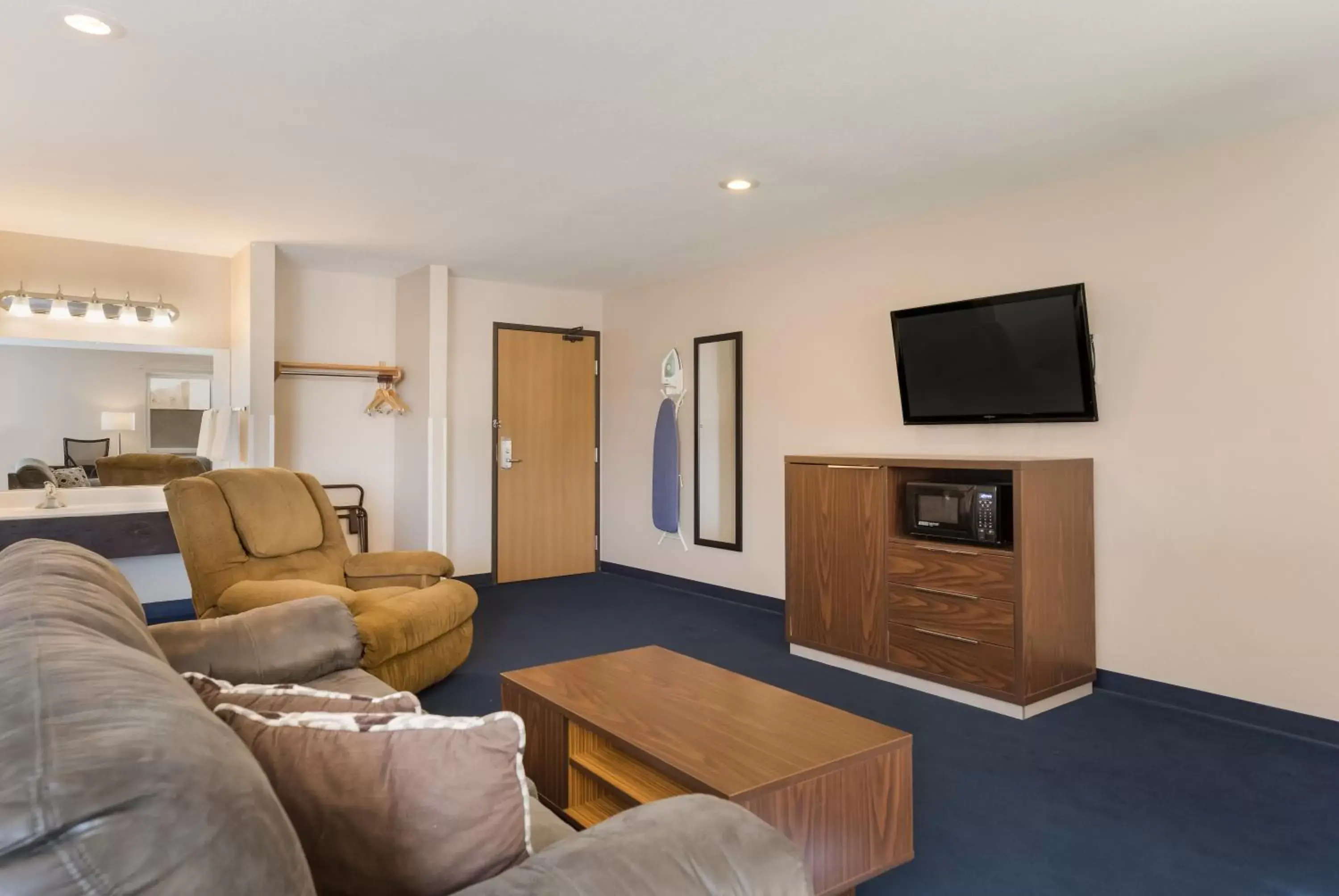 TV and multimedia, Seating Area in Americas Best Value Inn Sparks