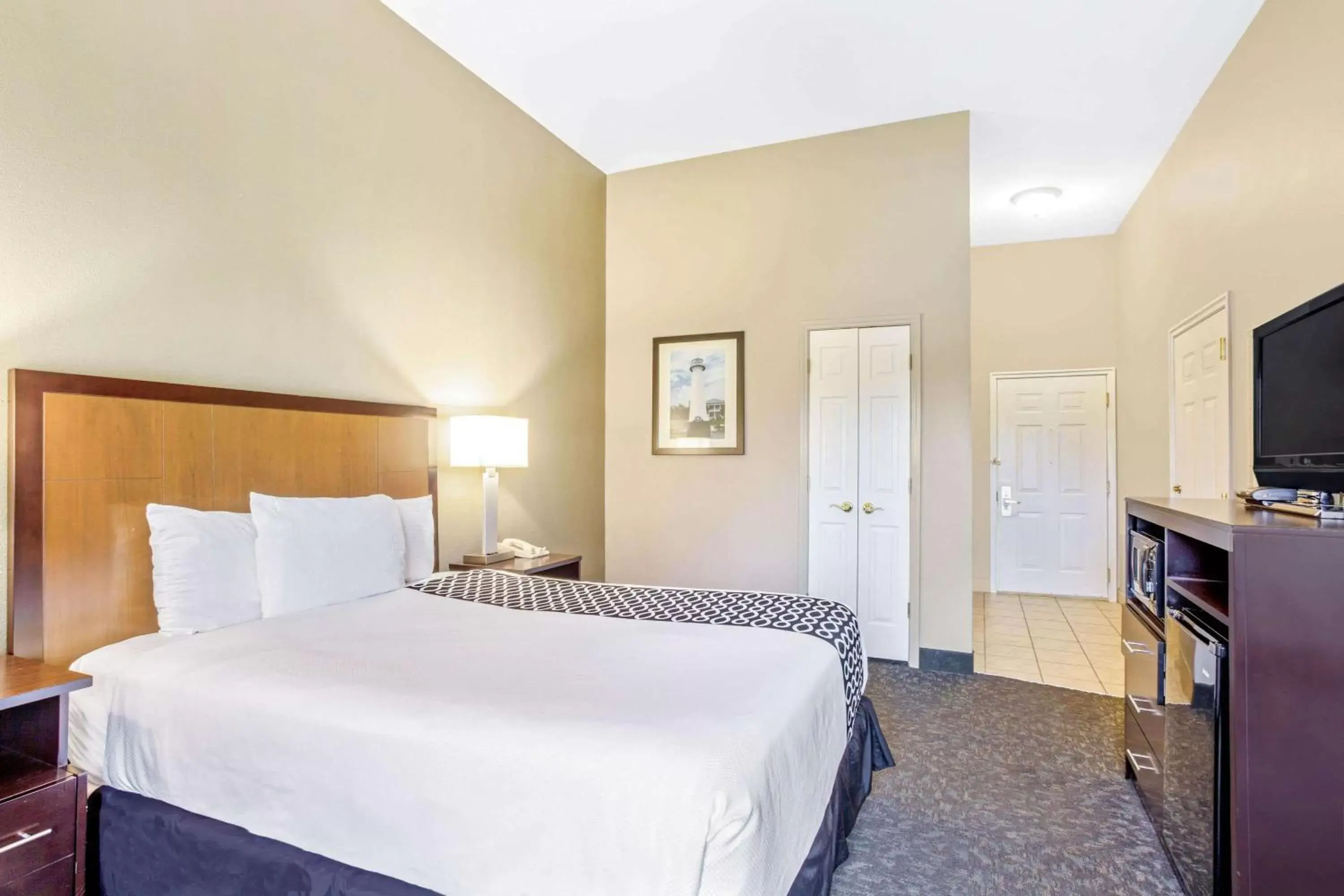 1 Queen Bed, Mobility/Hearing Impaired Accessible Room, Lake View, Non-Smoking in La Quinta by Wyndham Biloxi