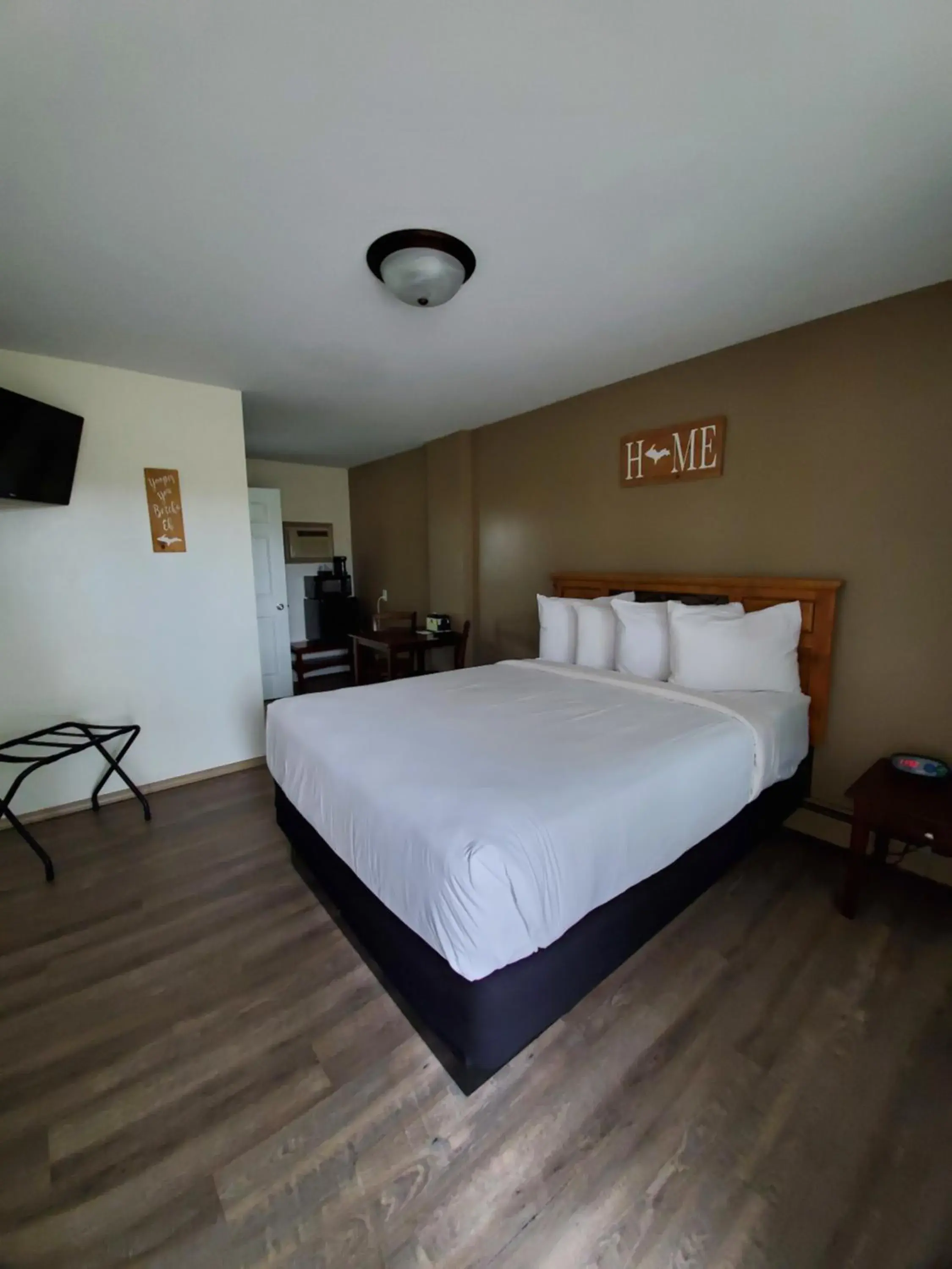 Photo of the whole room, Bed in Sunset Lodge Escanaba
