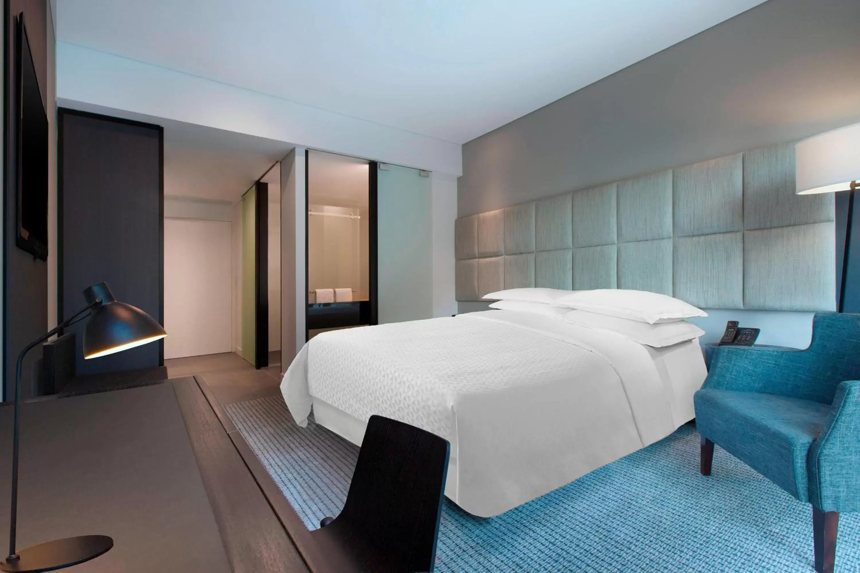 Photo of the whole room, Bed in Four Points by Sheraton Brisbane