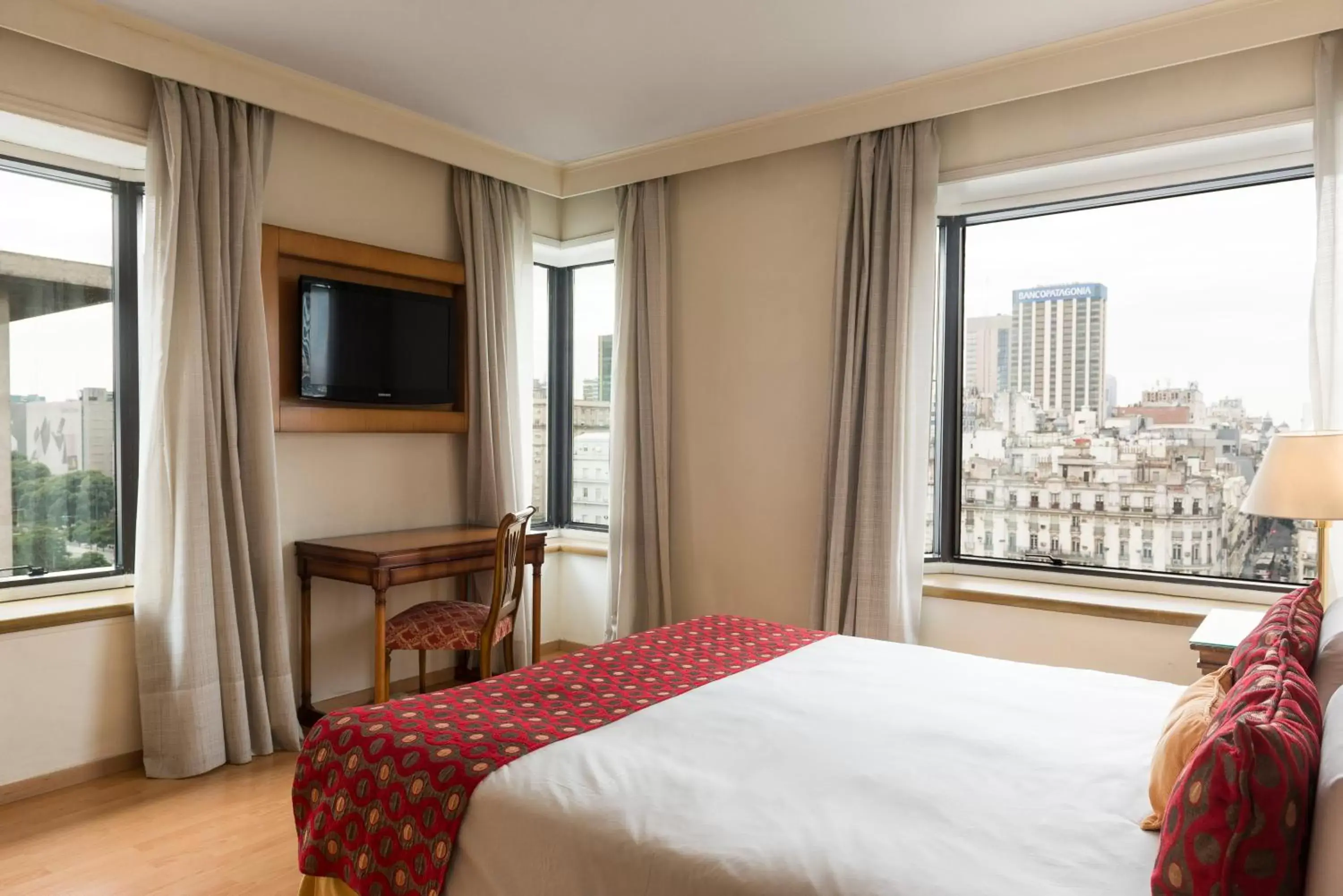 Bedroom, TV/Entertainment Center in Imperial Park Hotel