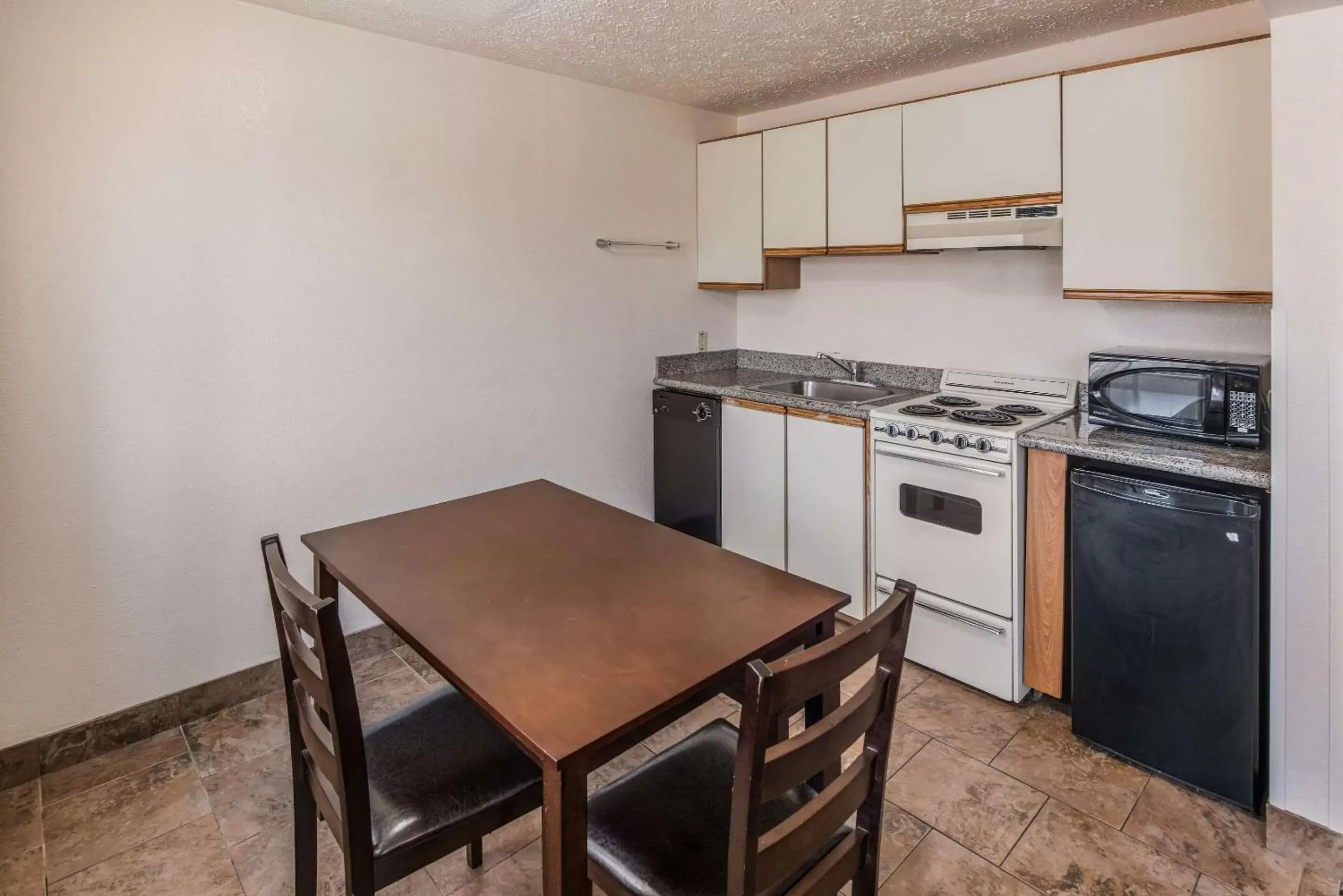 Photo of the whole room, Kitchen/Kitchenette in Quality Inn & Suites Downtown Walla Walla