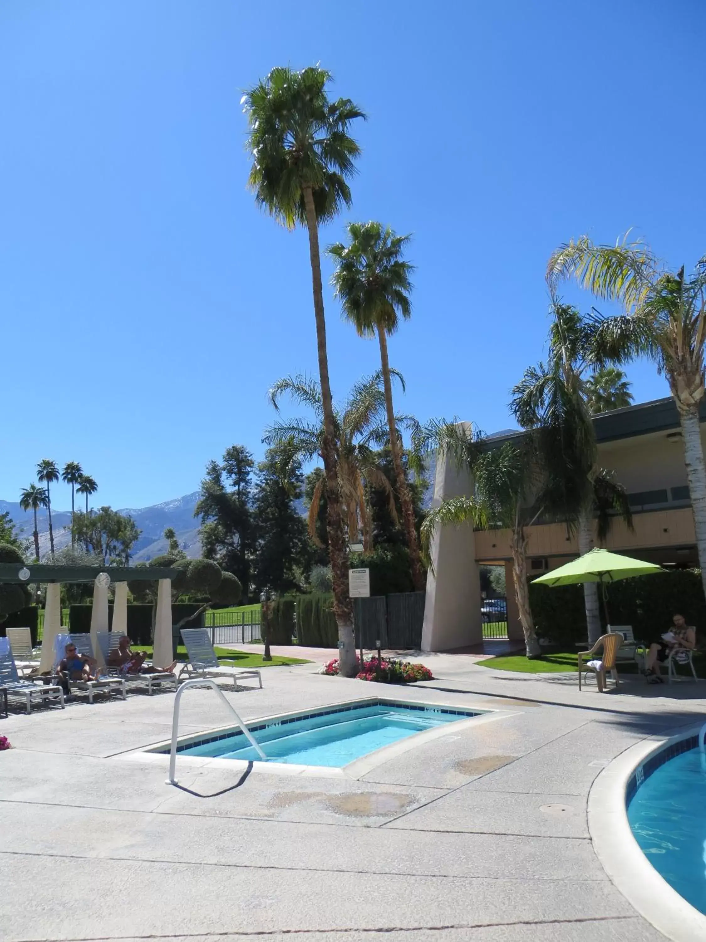 Hot Tub, Swimming Pool in Travelodge by Wyndham Palm Springs