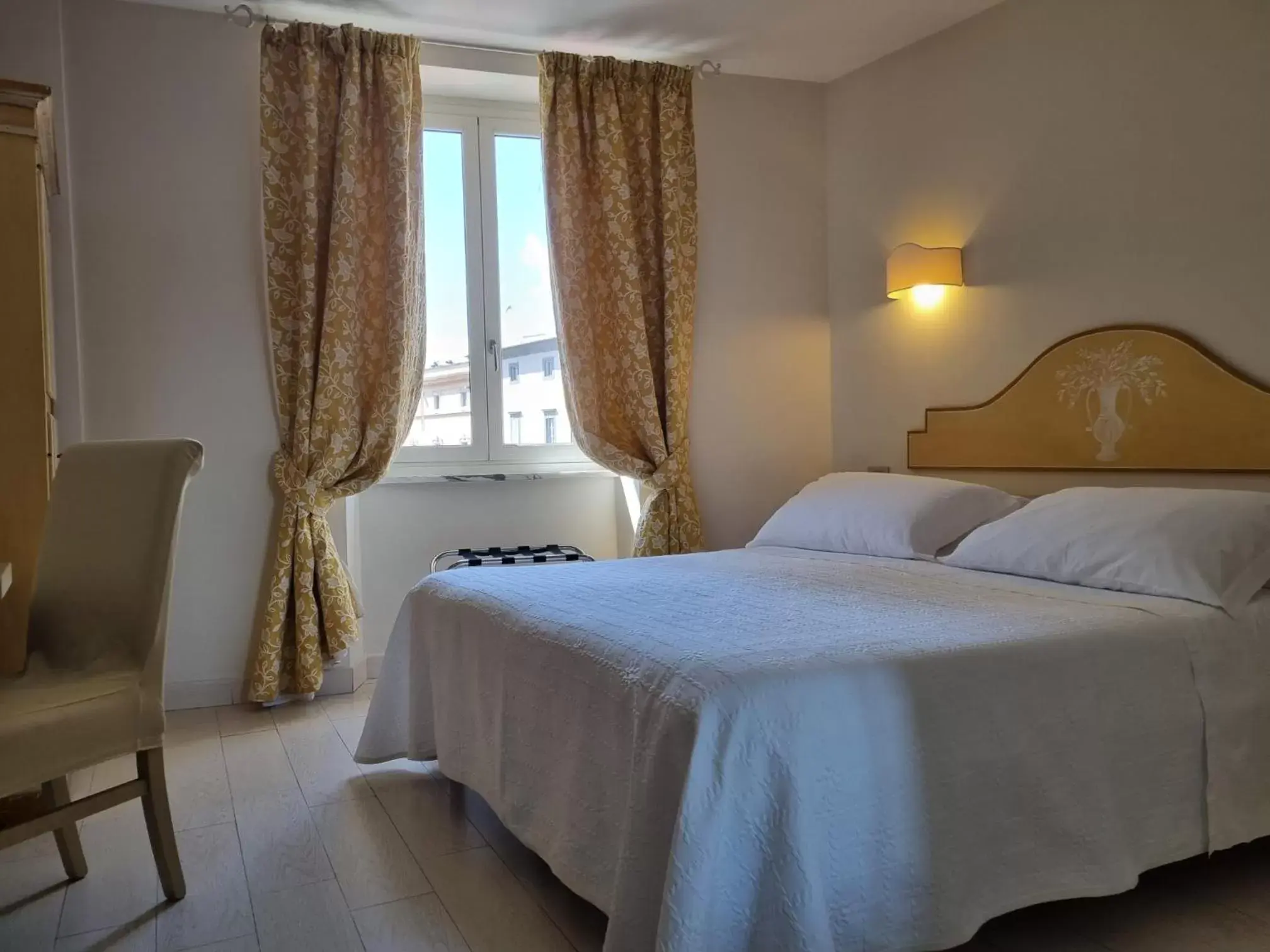 Landmark view, Bed in Hotel Virgilio