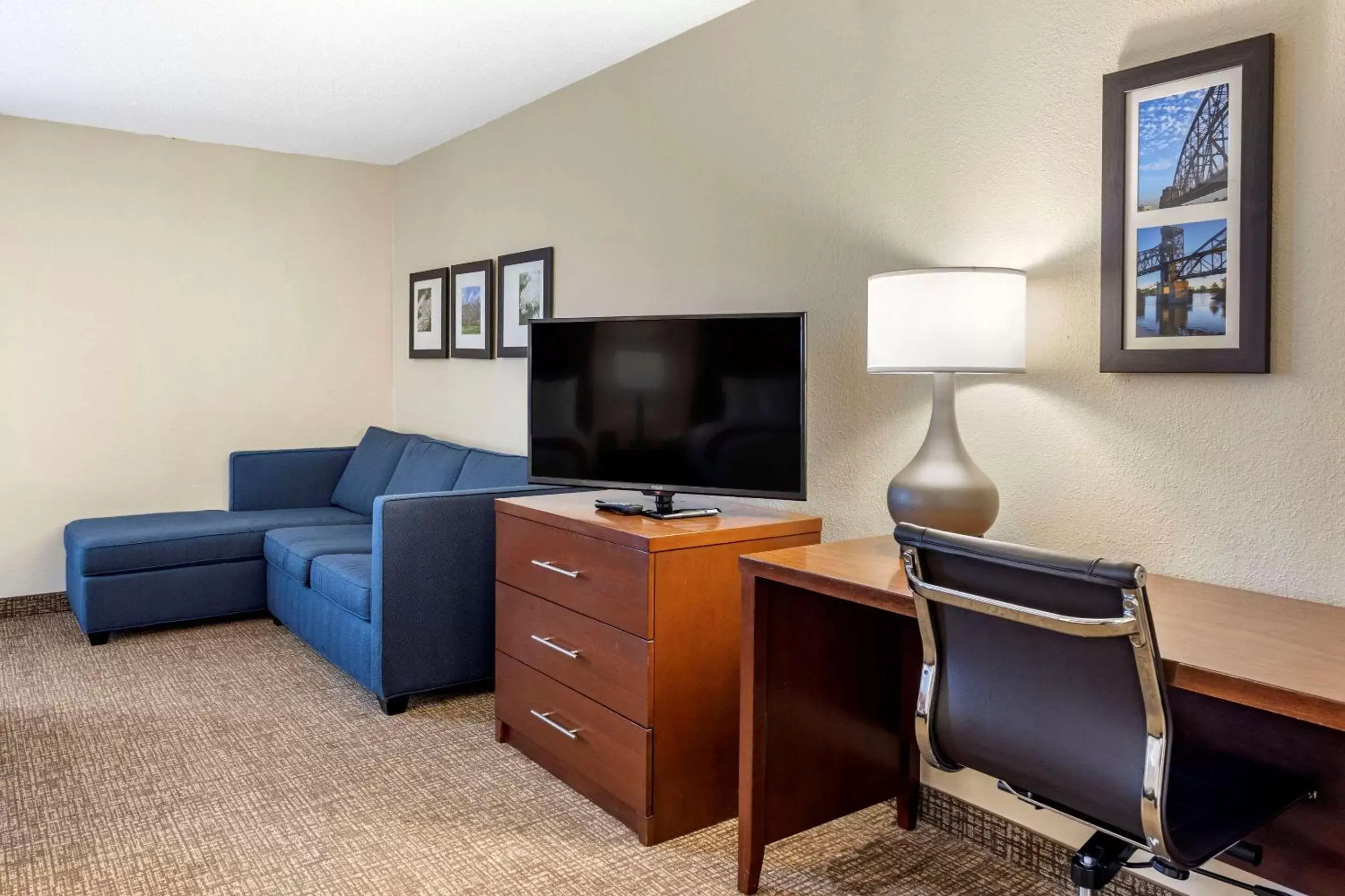 Photo of the whole room, TV/Entertainment Center in Comfort Inn & Suites Little Rock Airport