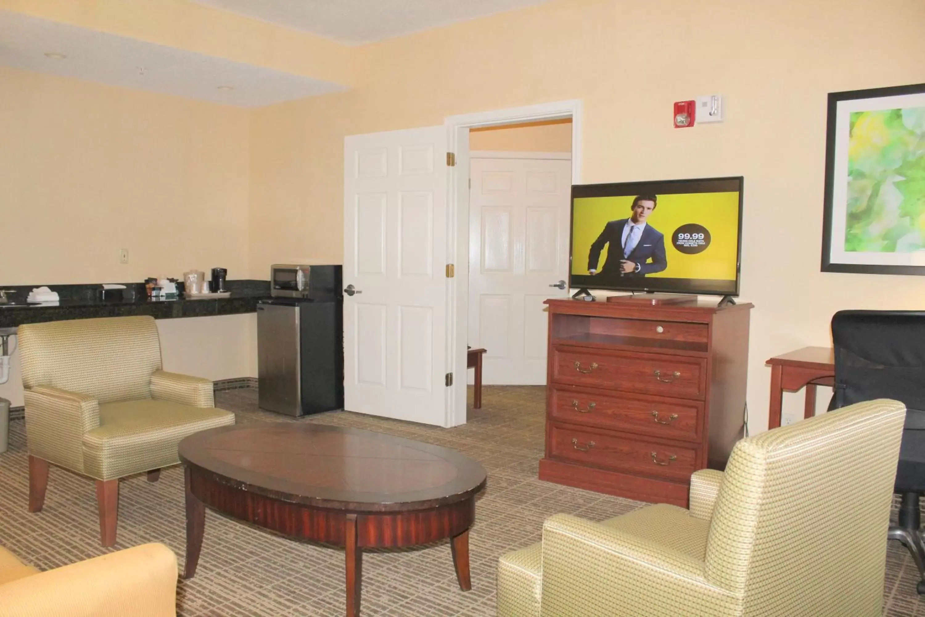 Seating area, TV/Entertainment Center in Quality Inn Lake City