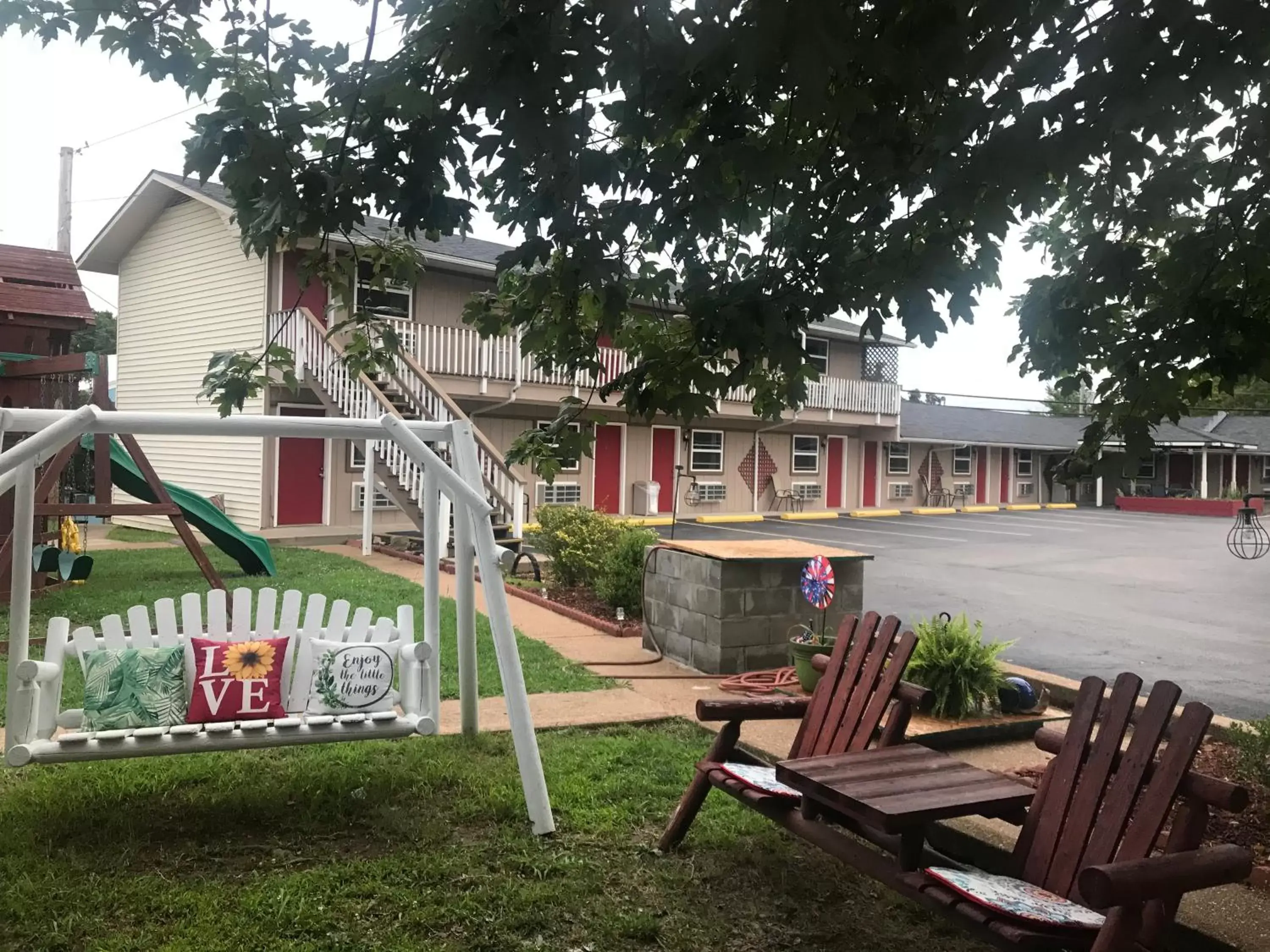 Property Building in Hunter's Friend Resort Near Table Rock Lake