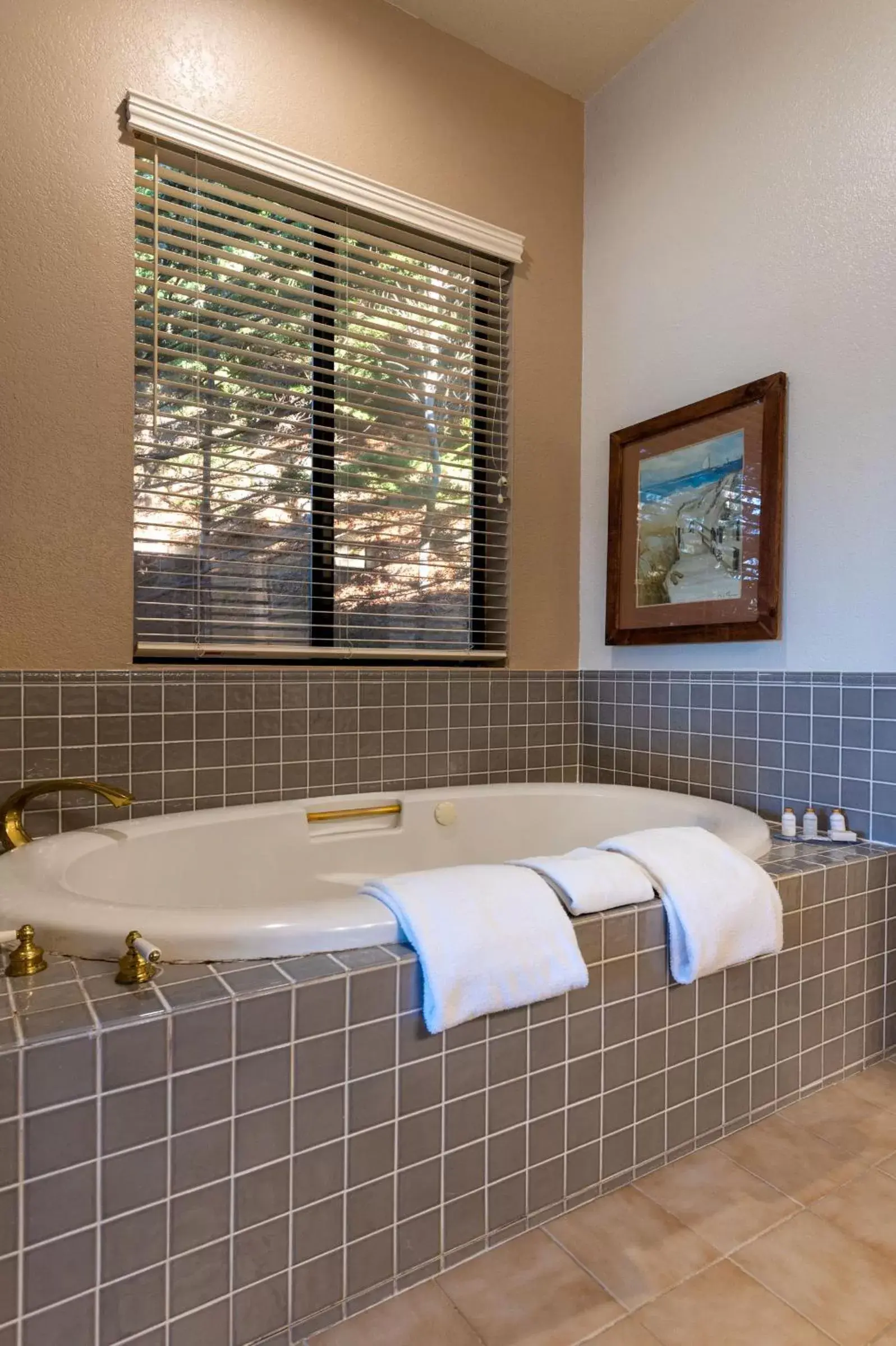 Bathroom in Wharf Master's Inn