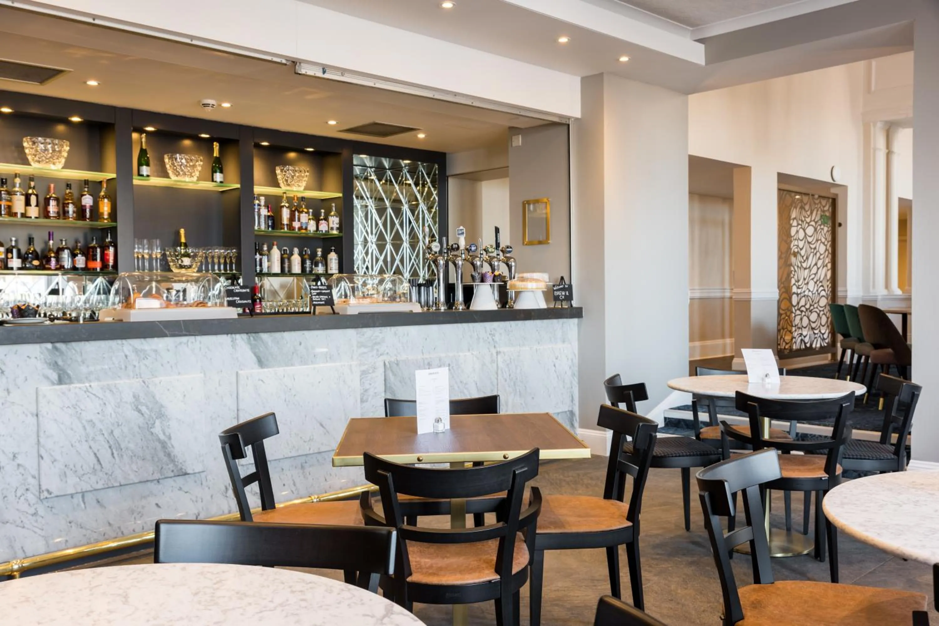 Lounge or bar in The Perle Oban Hotel & Spa