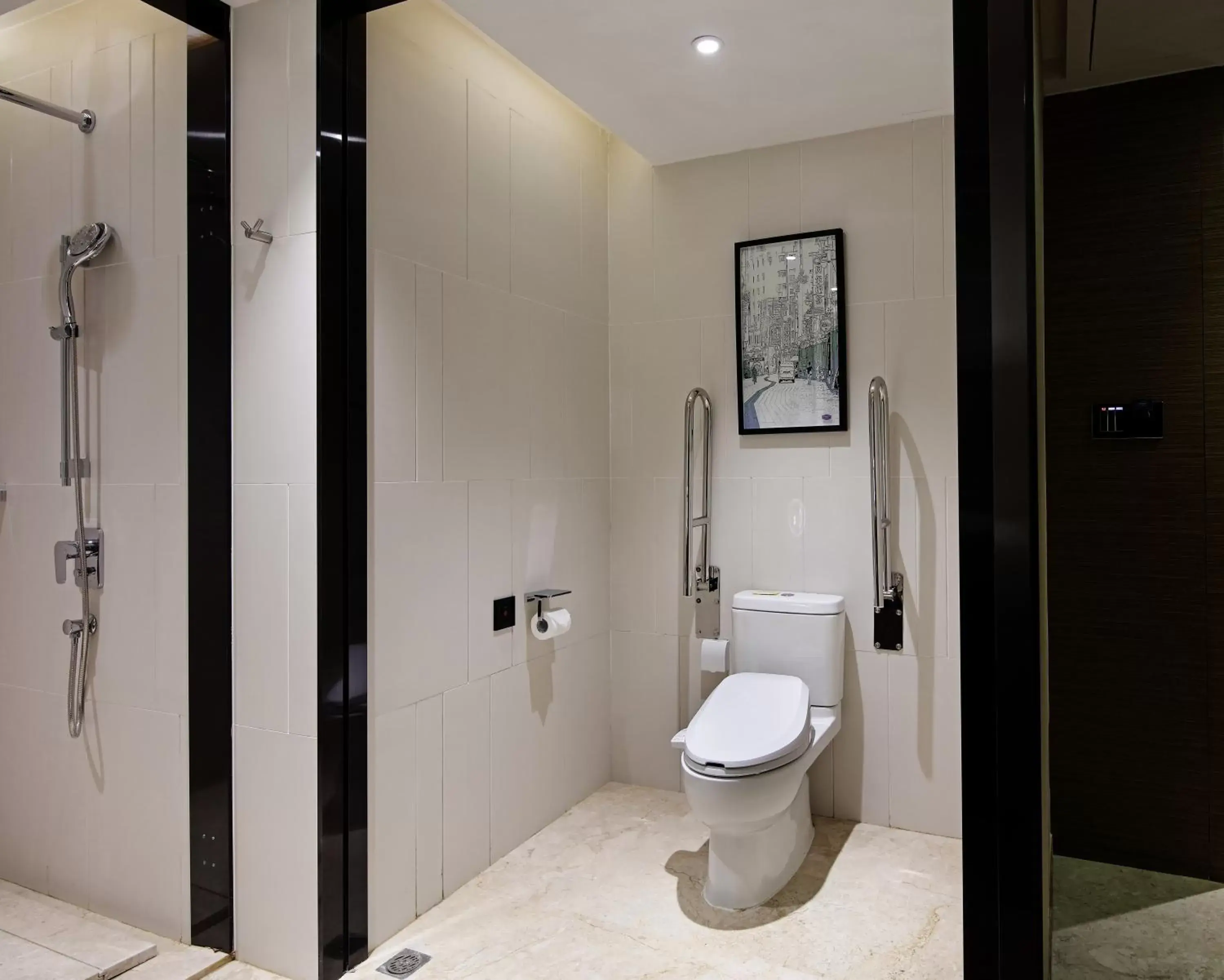 Bathroom in Hampton by Hilton Guangzhou Zhujiang New Town