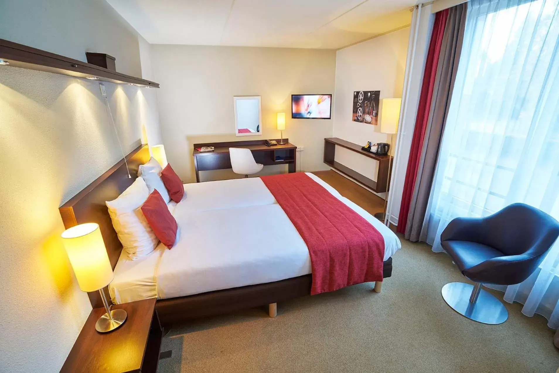 Photo of the whole room, Bed in Amrâth Hotel Media Park Hilversum