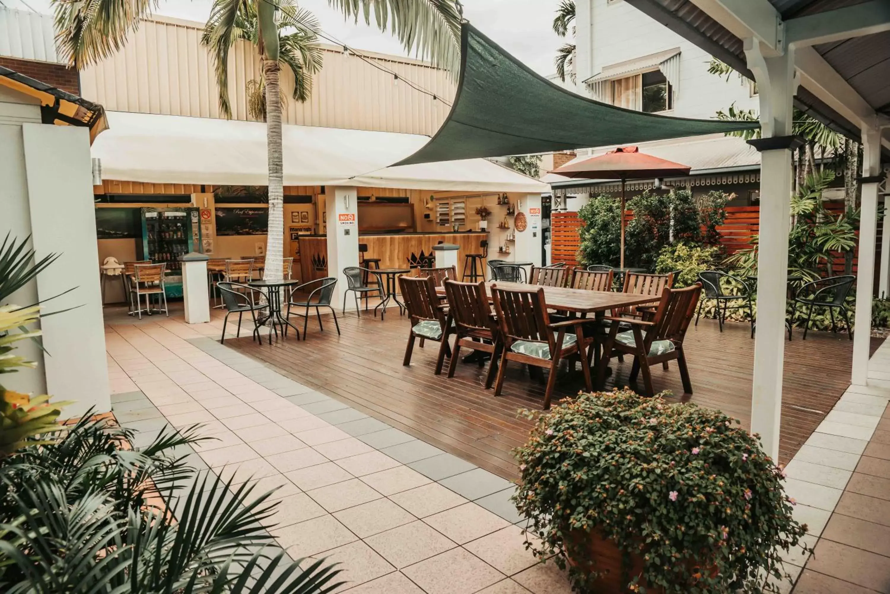 Lounge or bar, Restaurant/Places to Eat in Cairns Queens Court