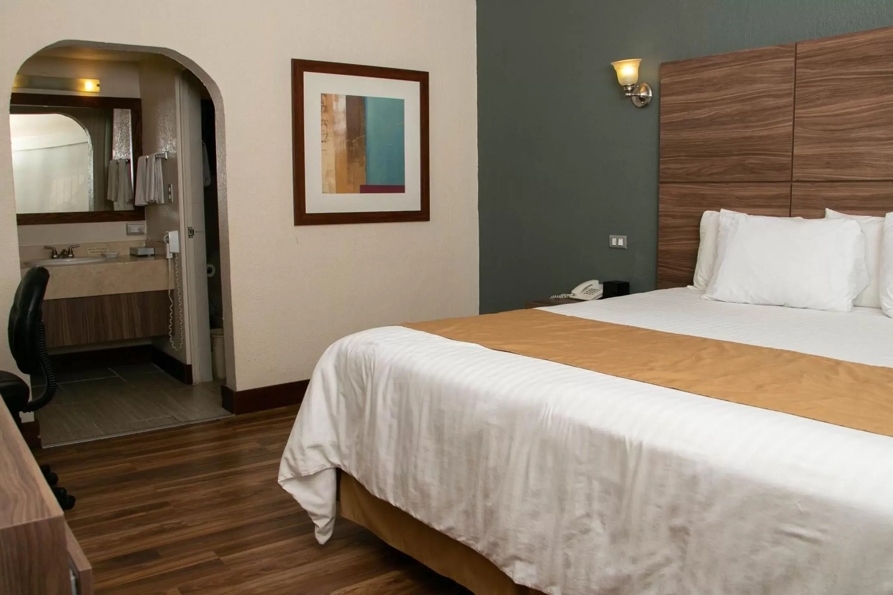 Bedroom, Bed in Best Western Cumbres Inn Cd. Cuauhtemoc