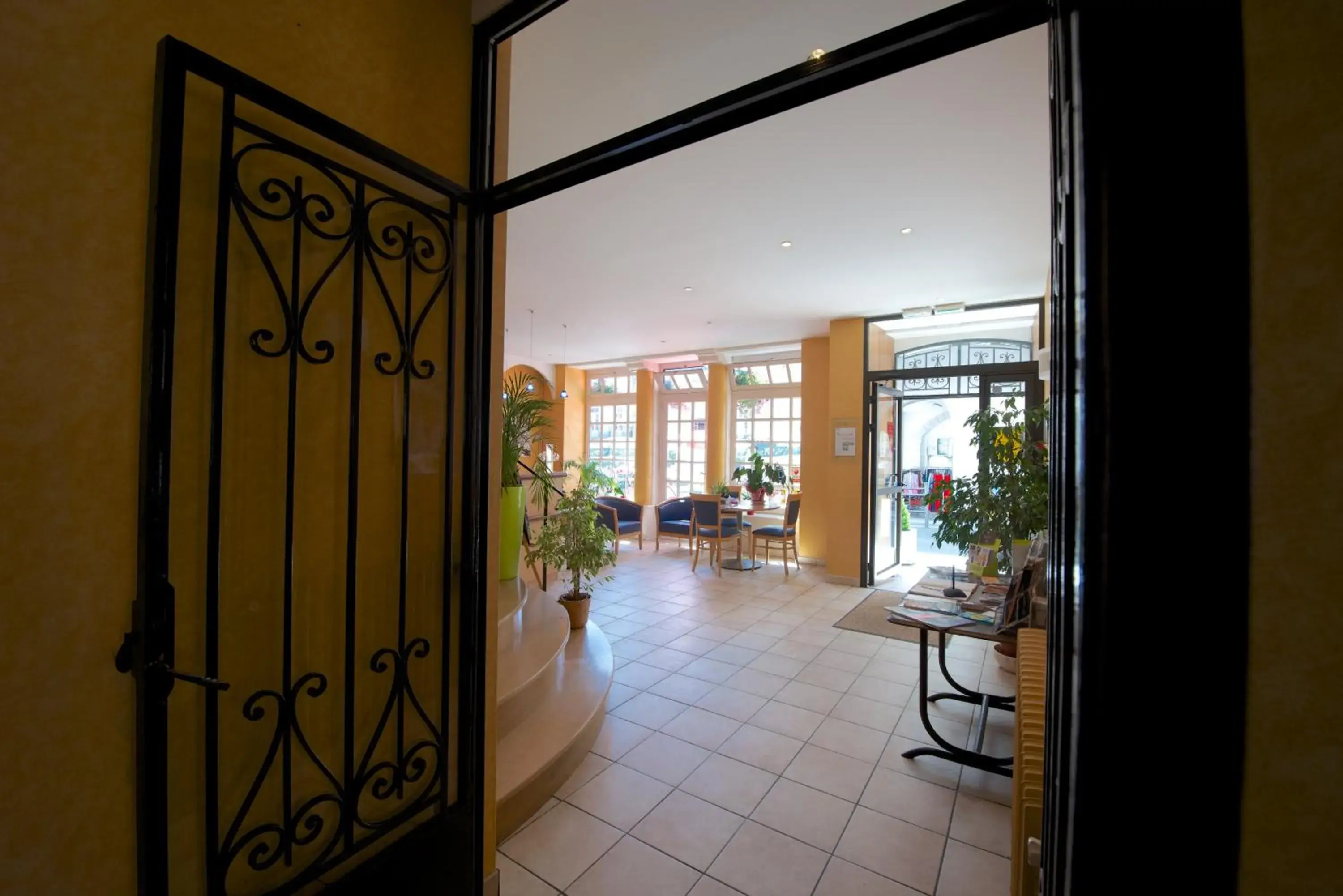 Lobby or reception in Logis Hôtel de France