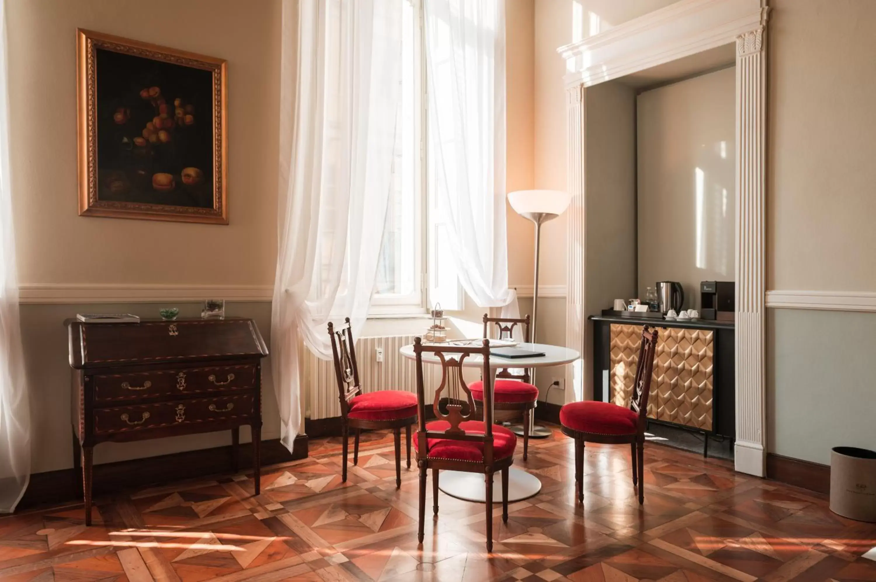 Living room, Seating Area in Royal Palace Hotel