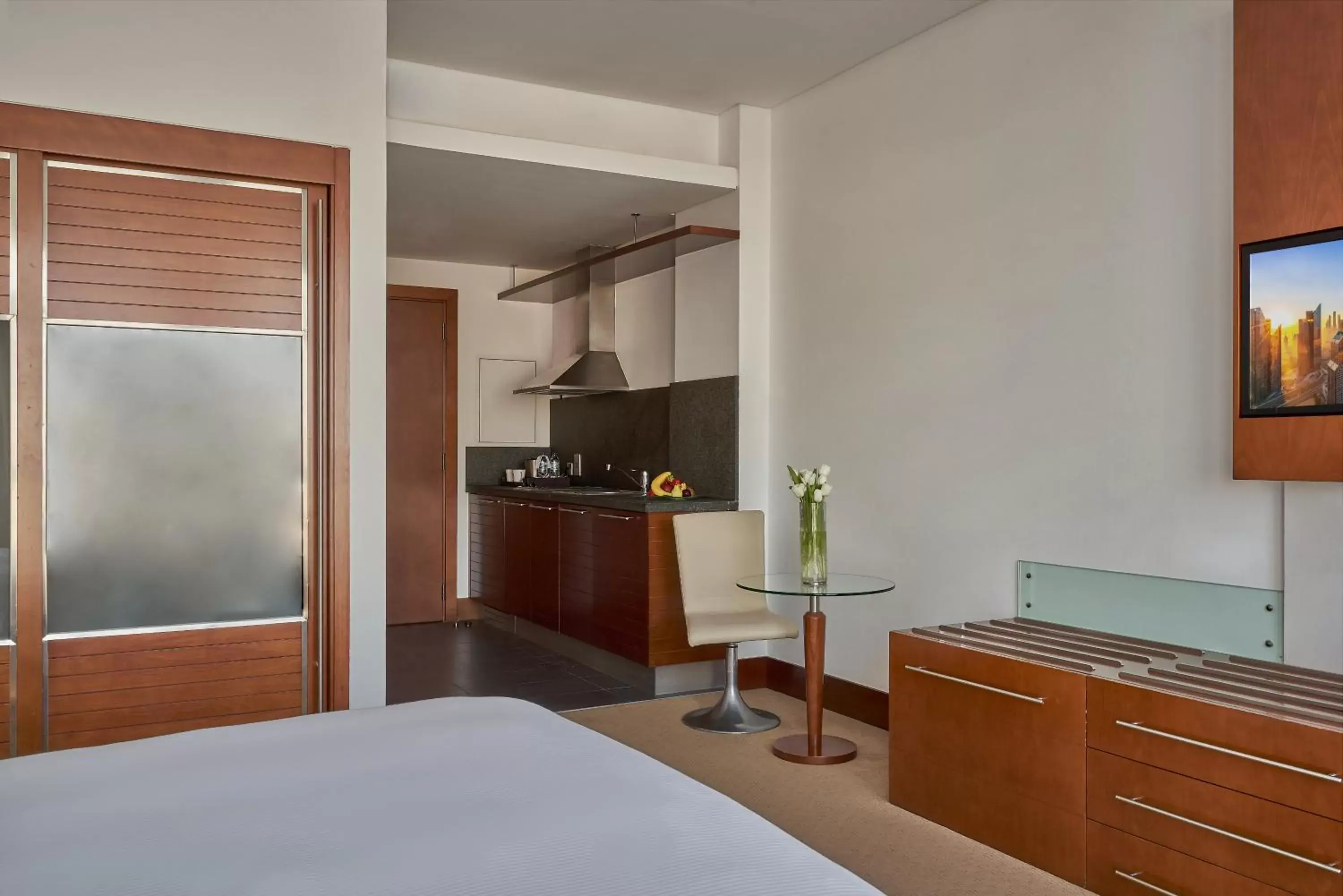 Bed, Kitchen/Kitchenette in Villa Rotana - Dubai