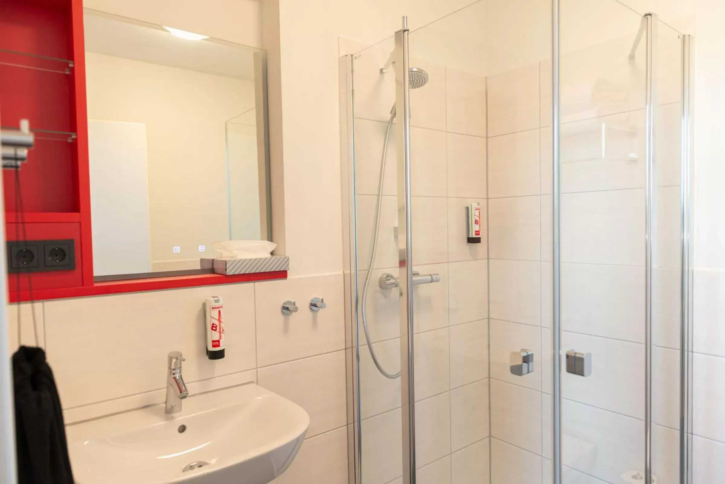 Shower, Bathroom in havenhostel Bremerhaven