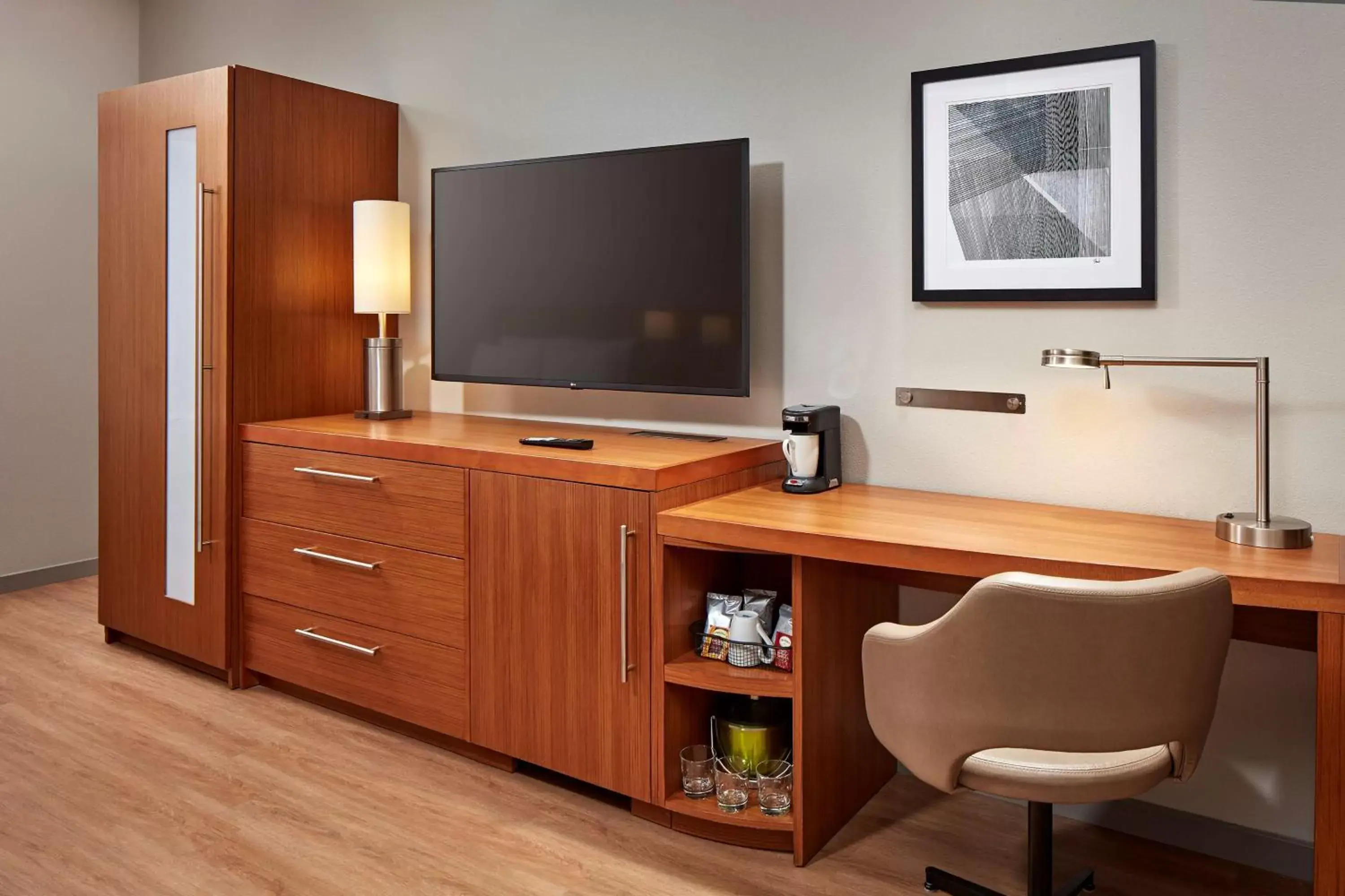 Photo of the whole room, TV/Entertainment Center in Hyatt Place Los Angeles / LAX / El Segundo