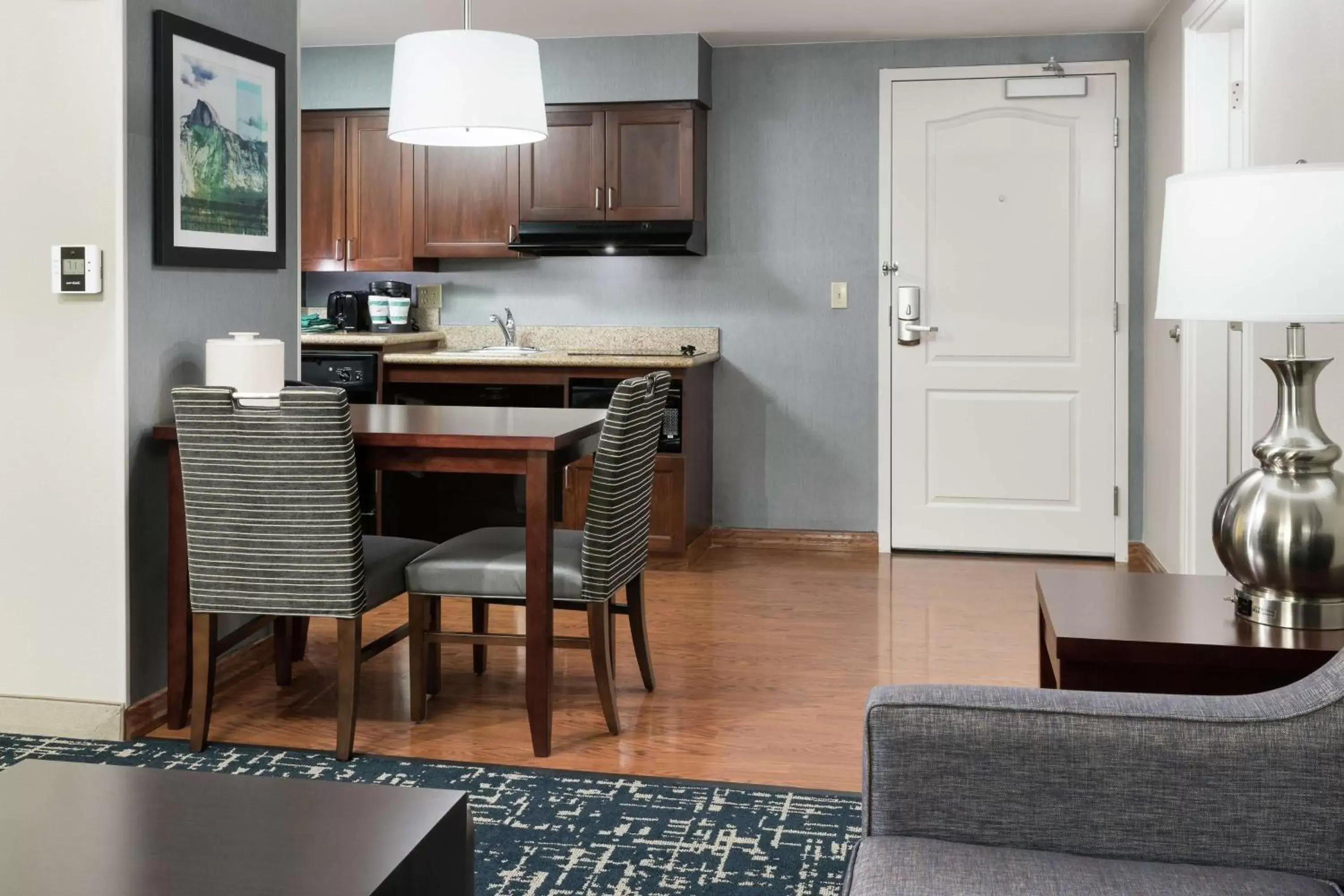 Living room, Kitchen/Kitchenette in Homewood Suites by Hilton Fresno Airport/Clovis