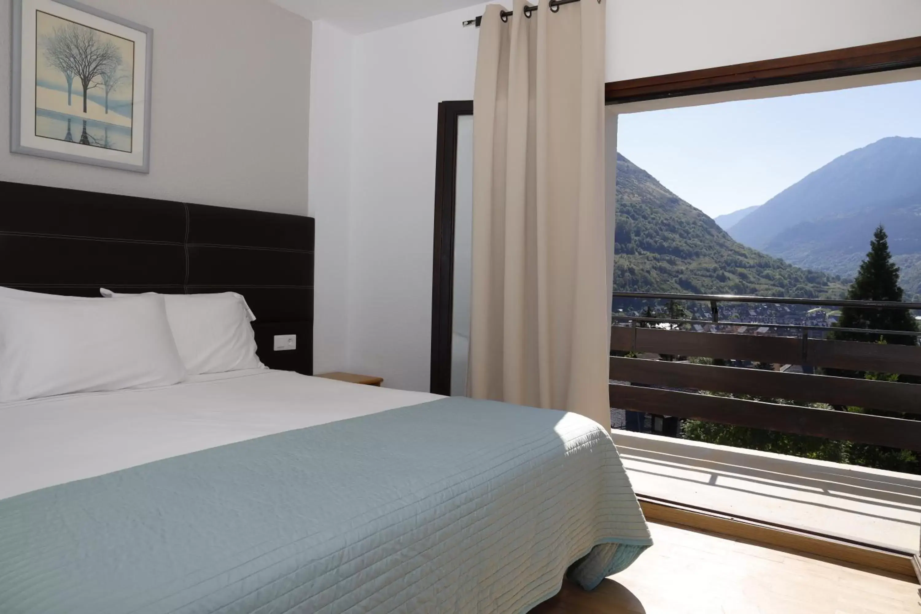 Bedroom, Mountain View in Hotel Blu Aran