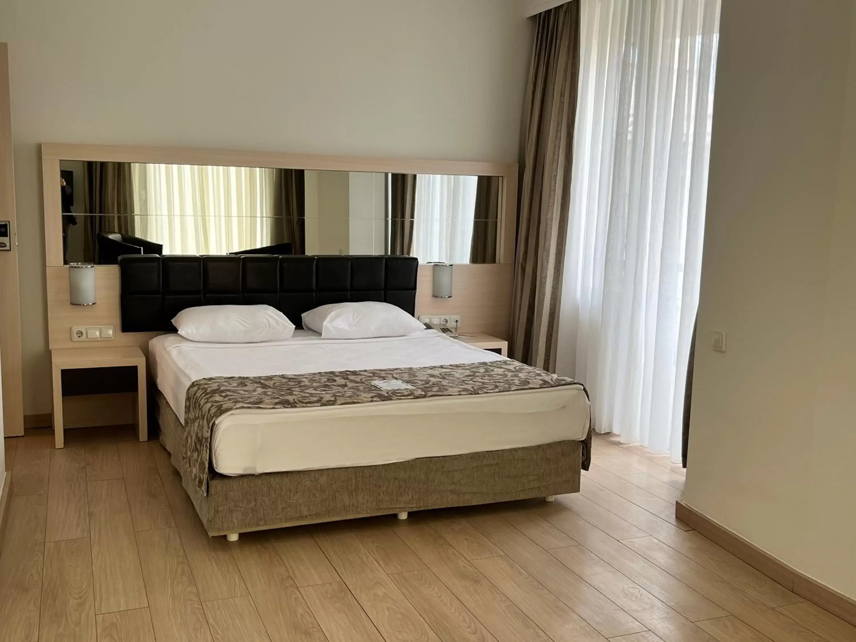 Bedroom, Bed in Golden Lotus Hotel
