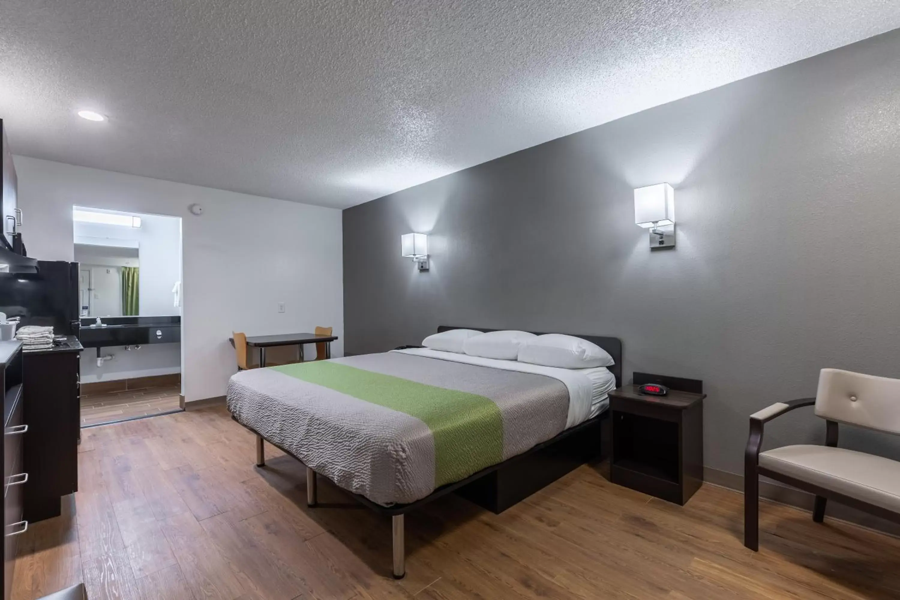 Bedroom, Bed in Studio 6-Bryan, TX - University Area