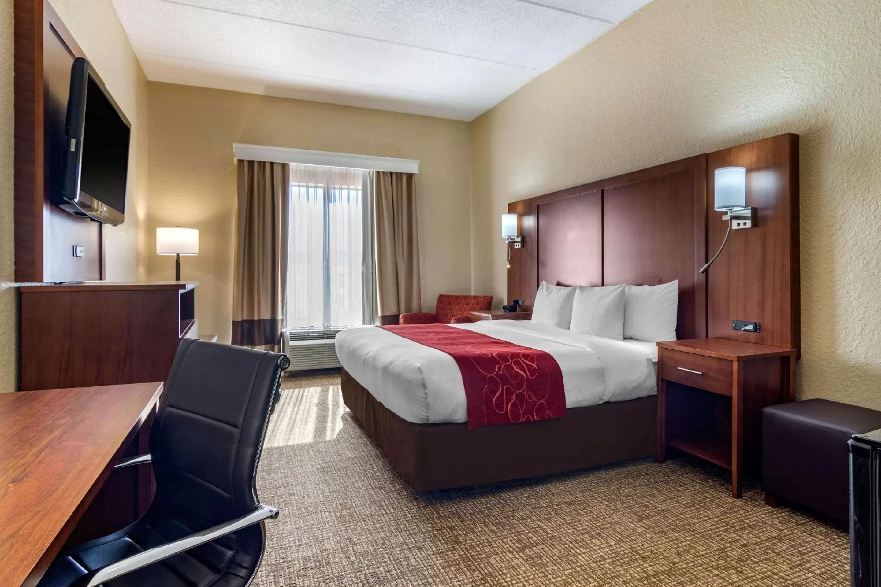 Photo of the whole room, Bed in Comfort Suites Woodstock - Atlanta North