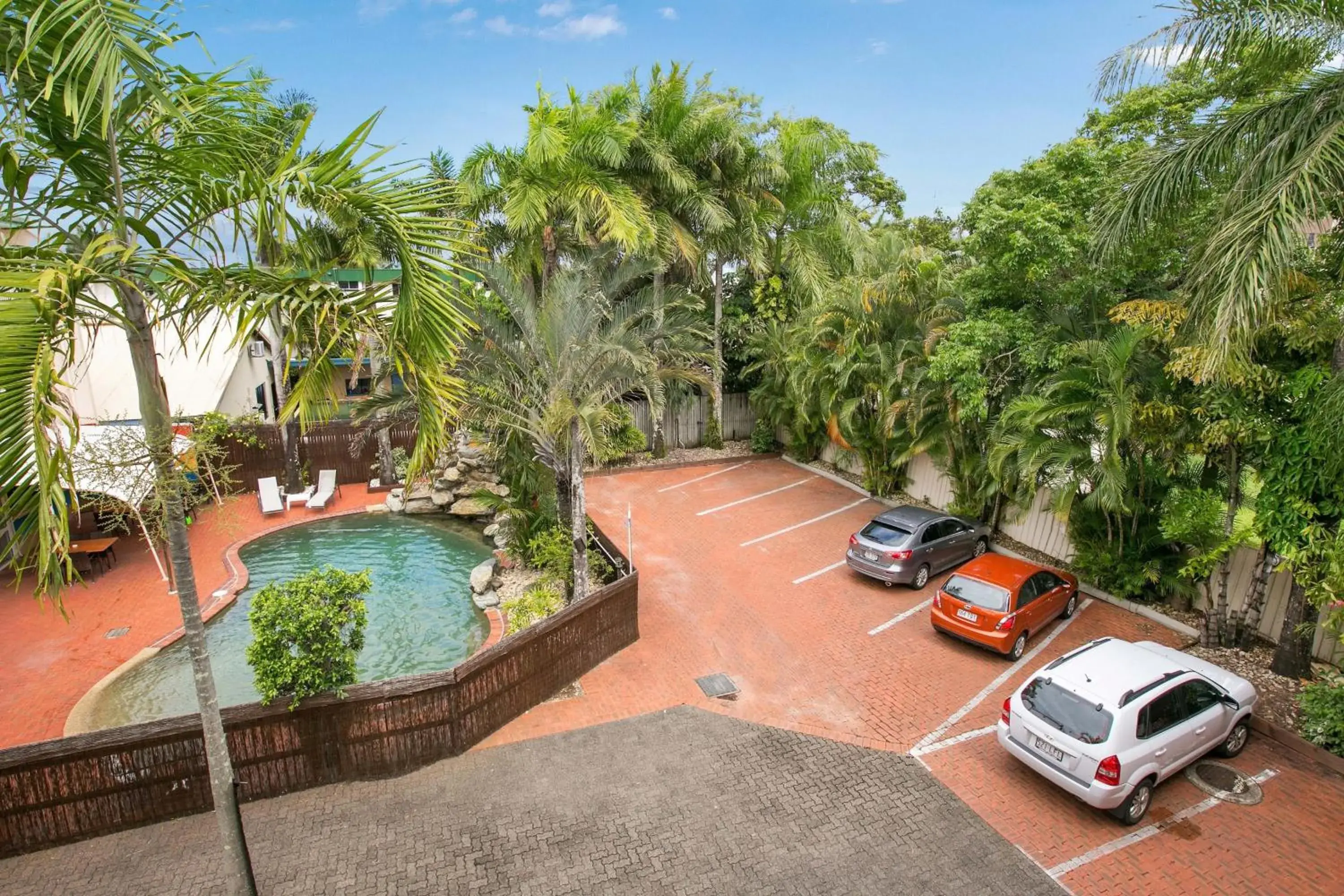 Facade/entrance, Pool View in Cairns City Sheridan Motel