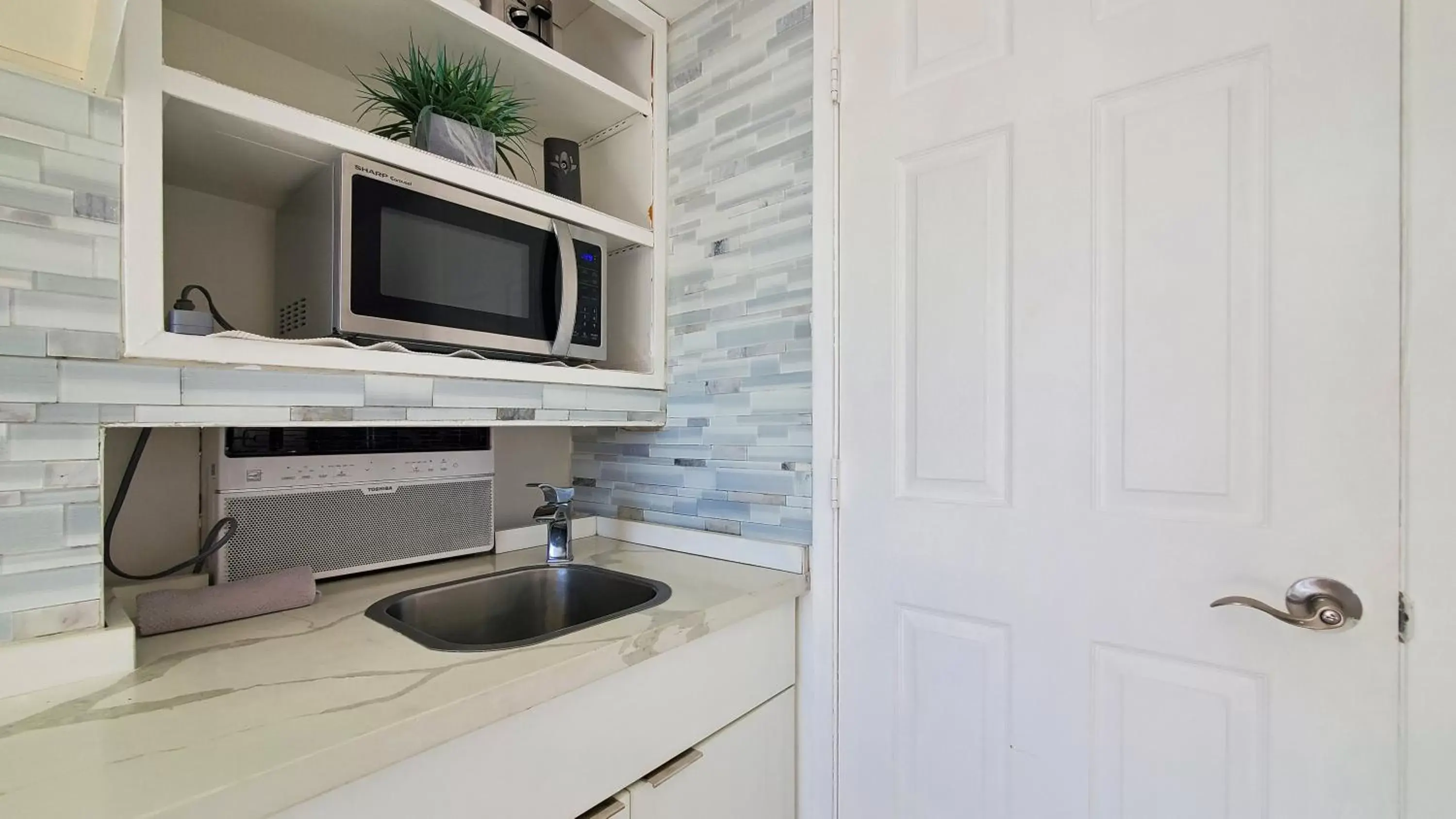 Kitchen/Kitchenette in Waikiki beach modern studio No resort fee Best location