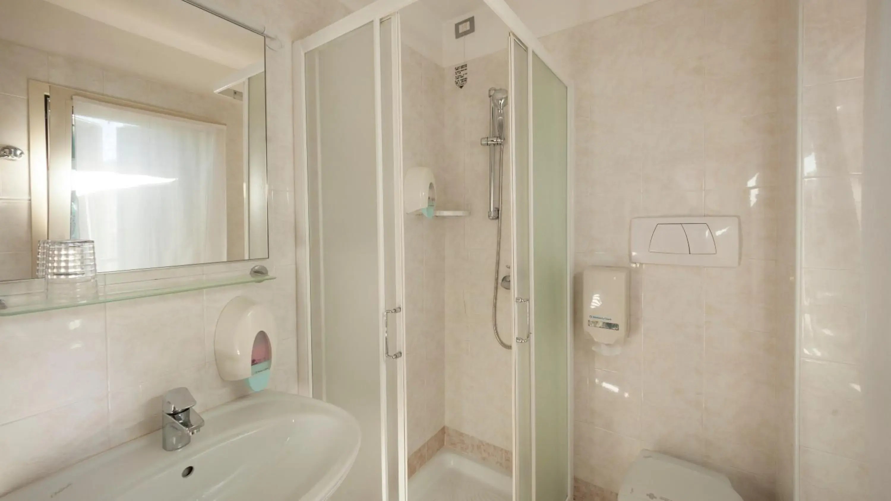 Shower, Bathroom in Hotel Bel Sito