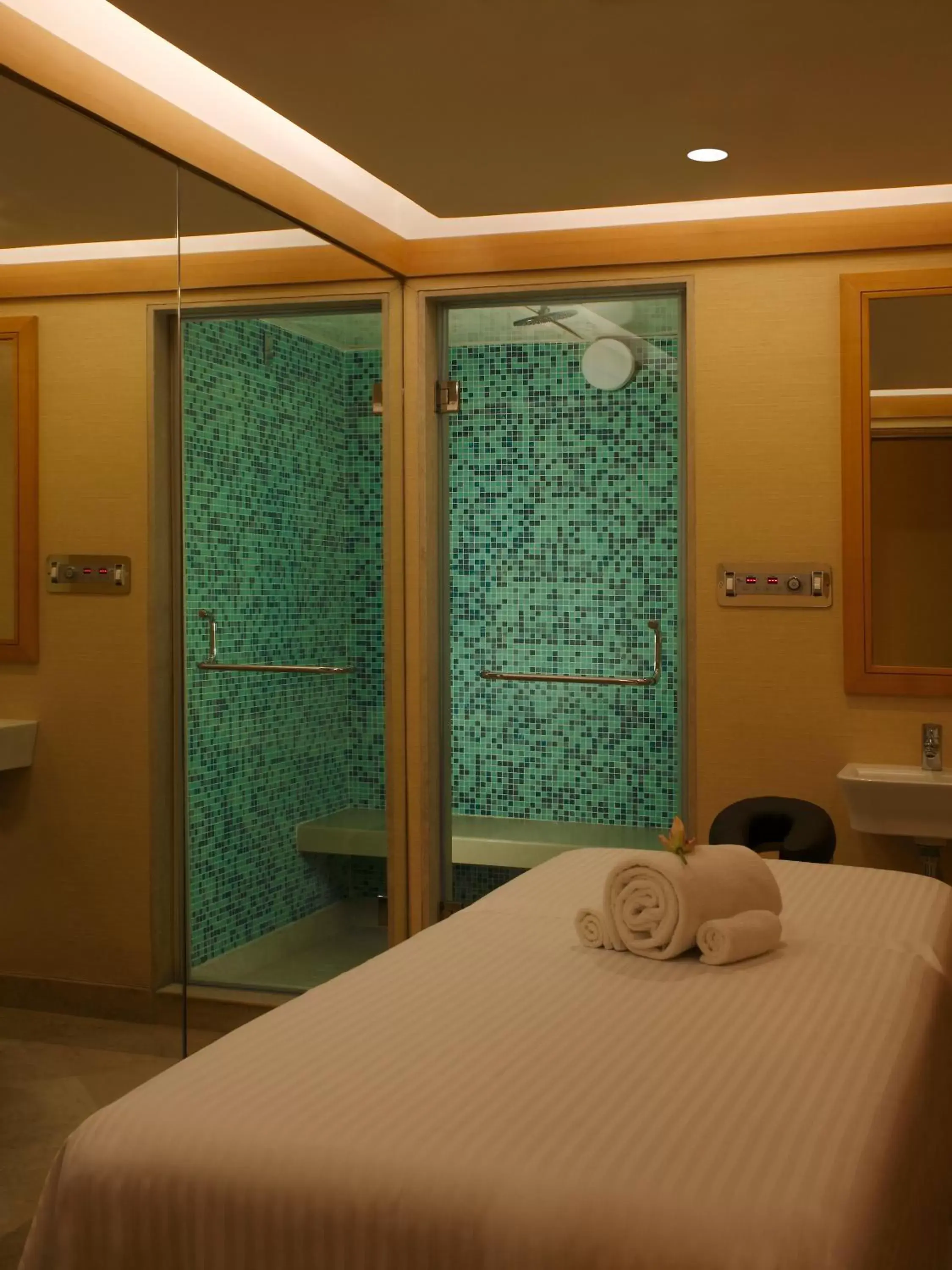 Spa and wellness centre/facilities, Bed in Lemon Tree Premier, Delhi Airport