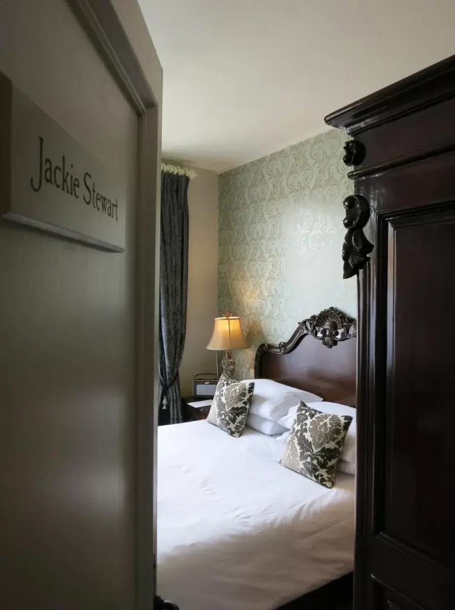 Decorative detail, Bed in Logis Hotel De France