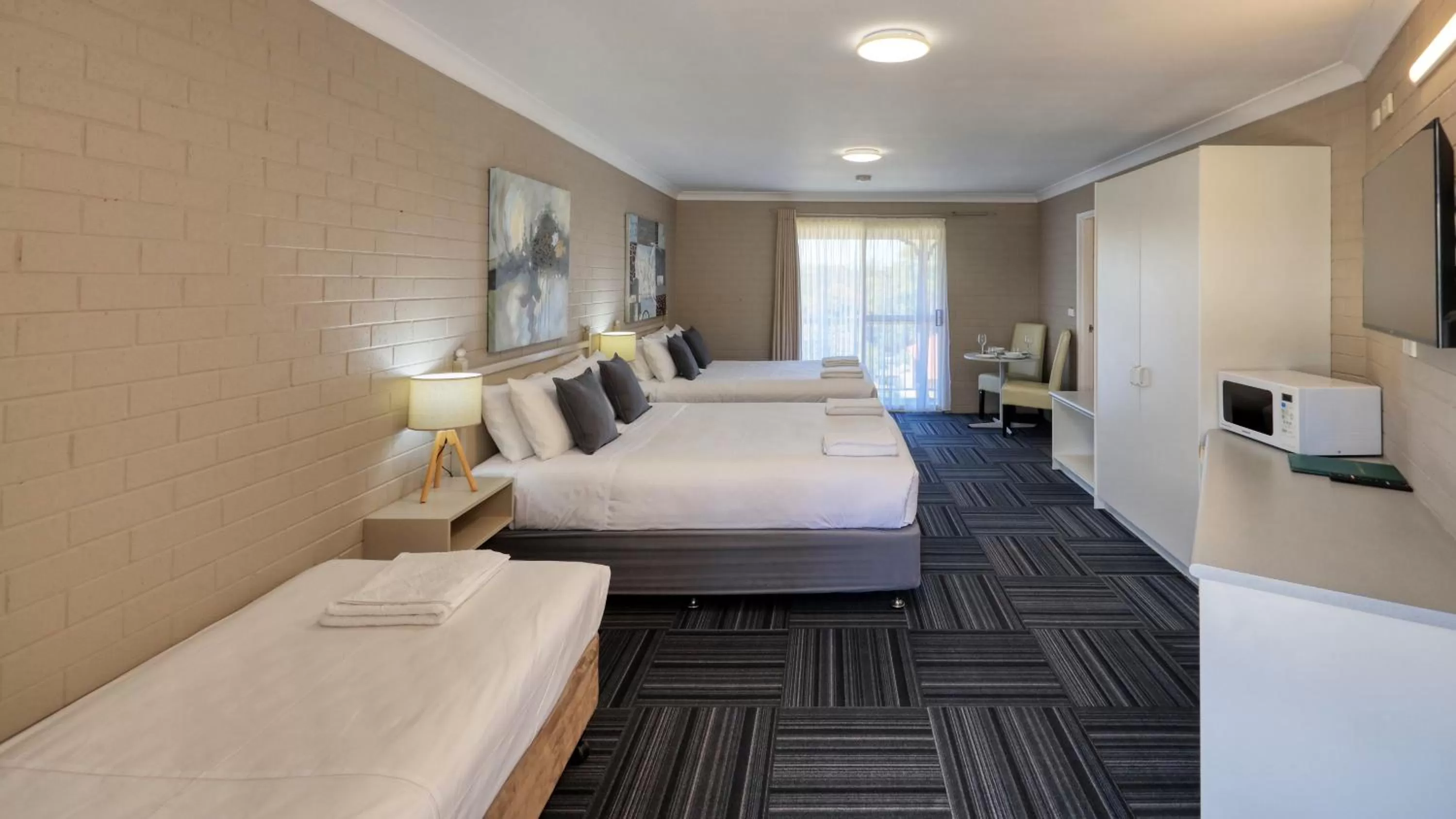 Photo of the whole room, Bed in Canowindra Riverview Motel