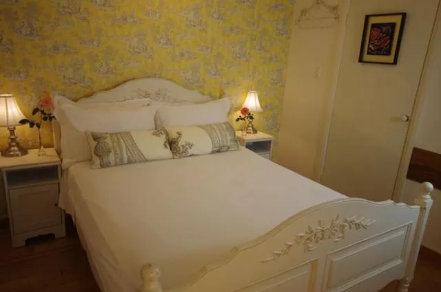 Platinum Queen Room with Spa Bath  in Astoria Retreat Bed & Breakfast