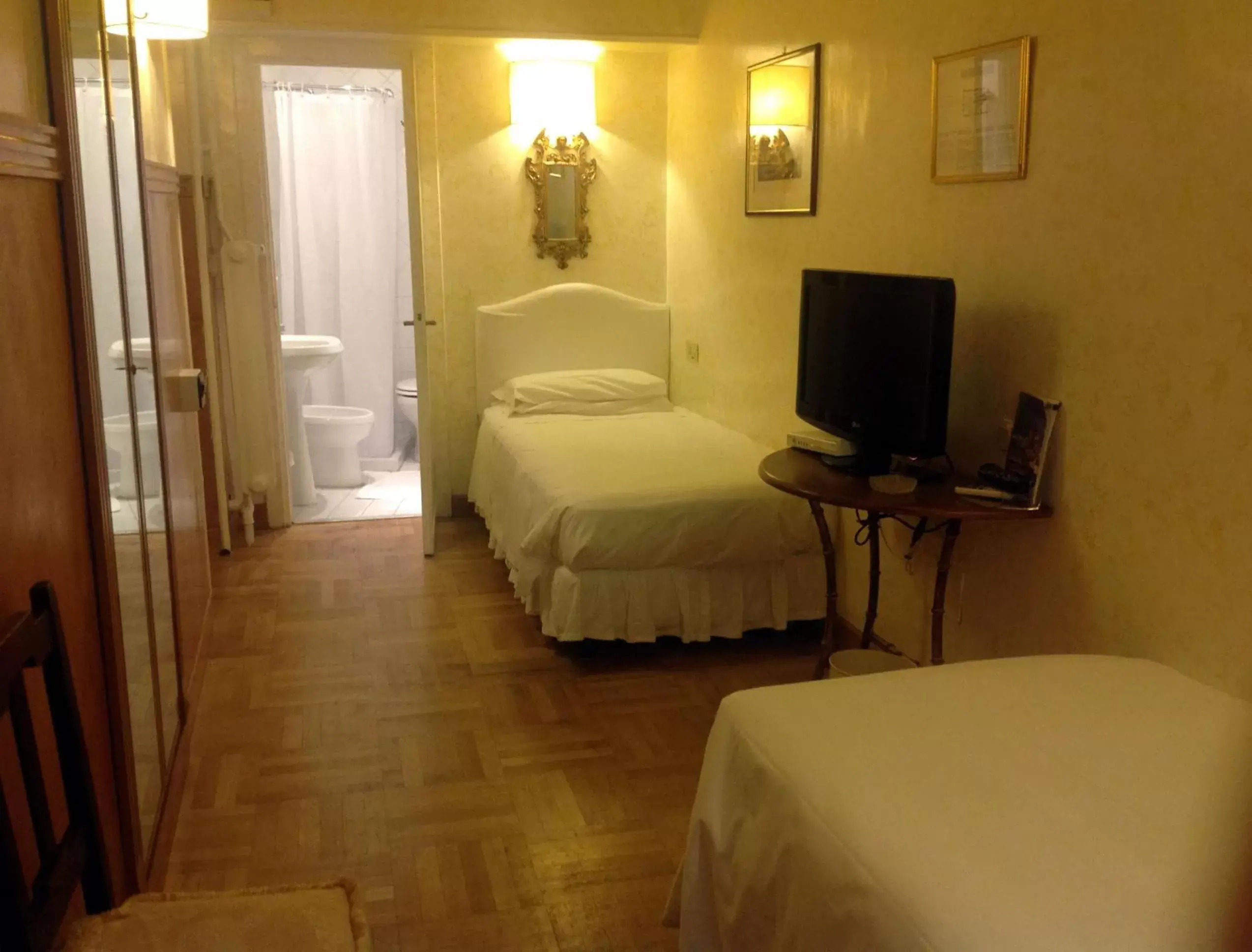 Photo of the whole room, Bed in Hotel Fontana