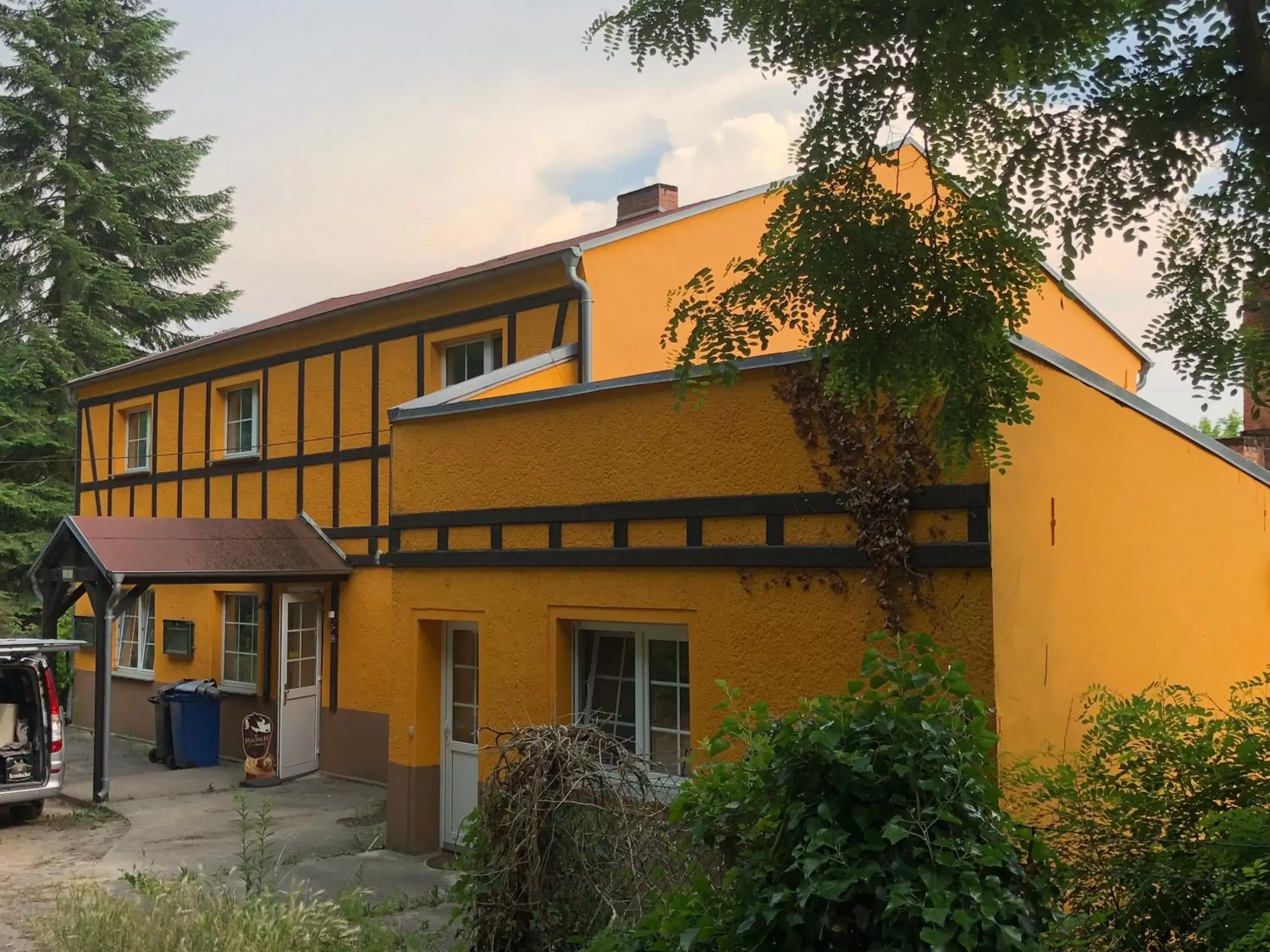 Facade/entrance in Riverside Inn Facade/entrance in Riverside Inn