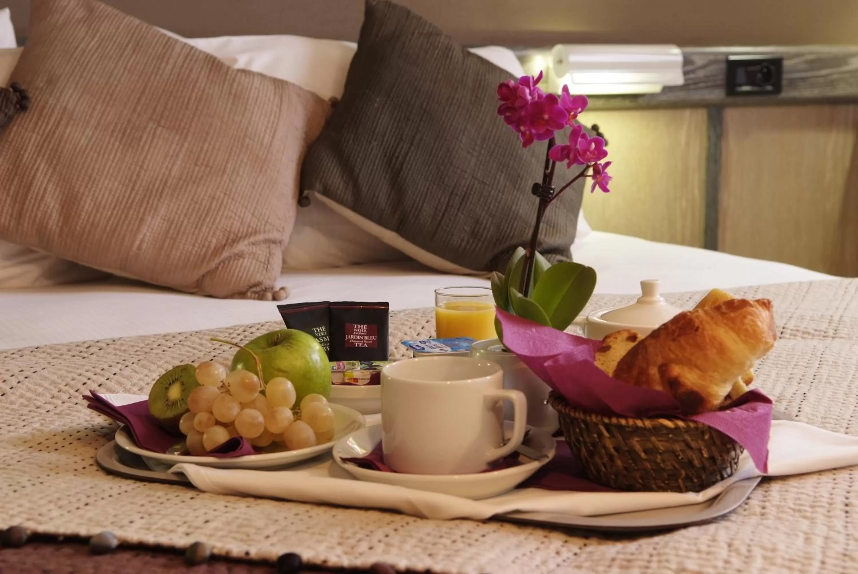 Food and drinks, Bed in Hotel Gratte-Ciel Ariana