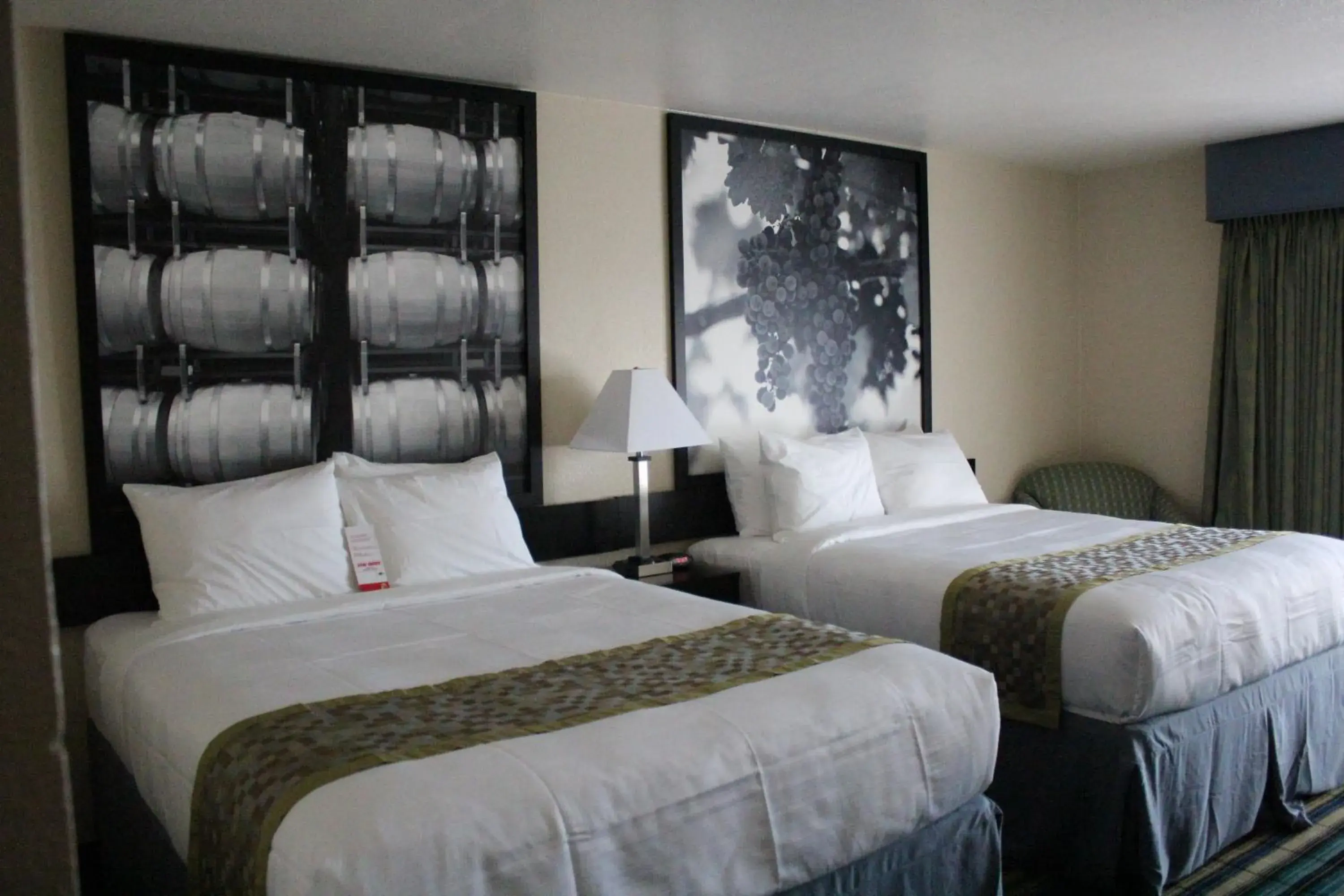 Photo of the whole room, Bed in Super 8 by Wyndham Vallejo/Napa Valley