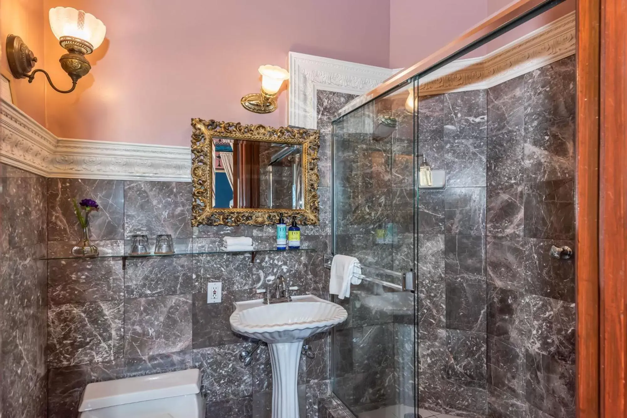 Bathroom in Chateau Tivoli Bed and Breakfast